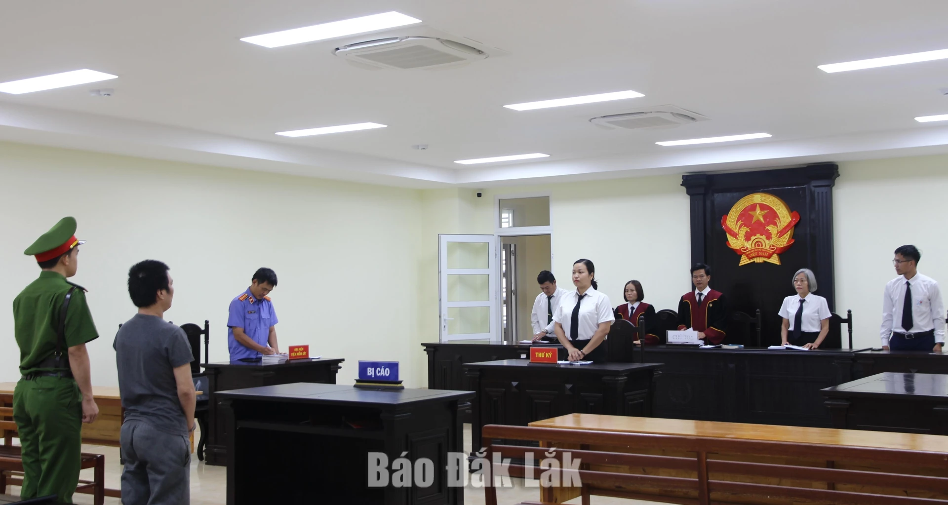 Người cha tội lỗi - Báo Đắk Lắk điện tử 1 Hội đồng xét xử tuyên án đối với bị cáo Hồ Xuân Nhàn.