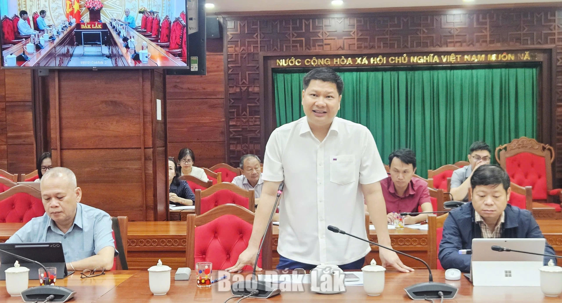 Giám đốc Sở Tài chính Cao Đình Huy báo cáo tại cuộc họp.