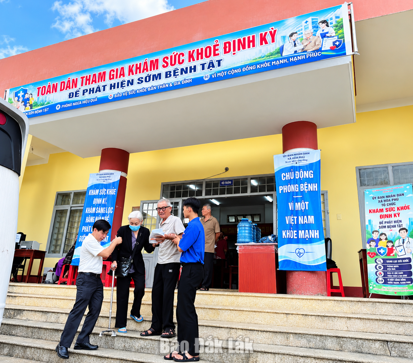 Xã Hòa Phú: Đi từng ngõ, gõ từng nhà, hỗ trợ người dân tham gia khám sức khỏe 1 Người cao tuổi được tình nguyện viên hỗ trợ, hướng dẫn tham gia khám sức khỏe định kỳ tại xã Hòa Phú.