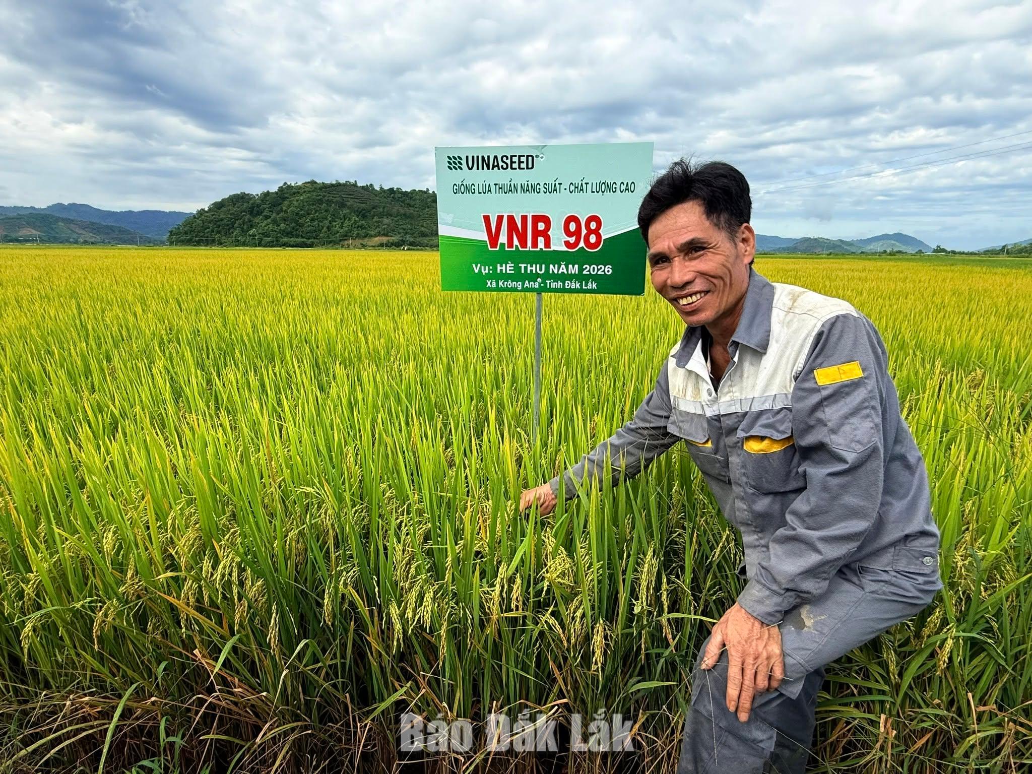 Nông dân trên hành trình đổi mới 1 Nông dân ứng dụng tiến bộ khoa học kỹ thuật vào sản xuất, hướng đến nâng cao chất lượng nông sản.