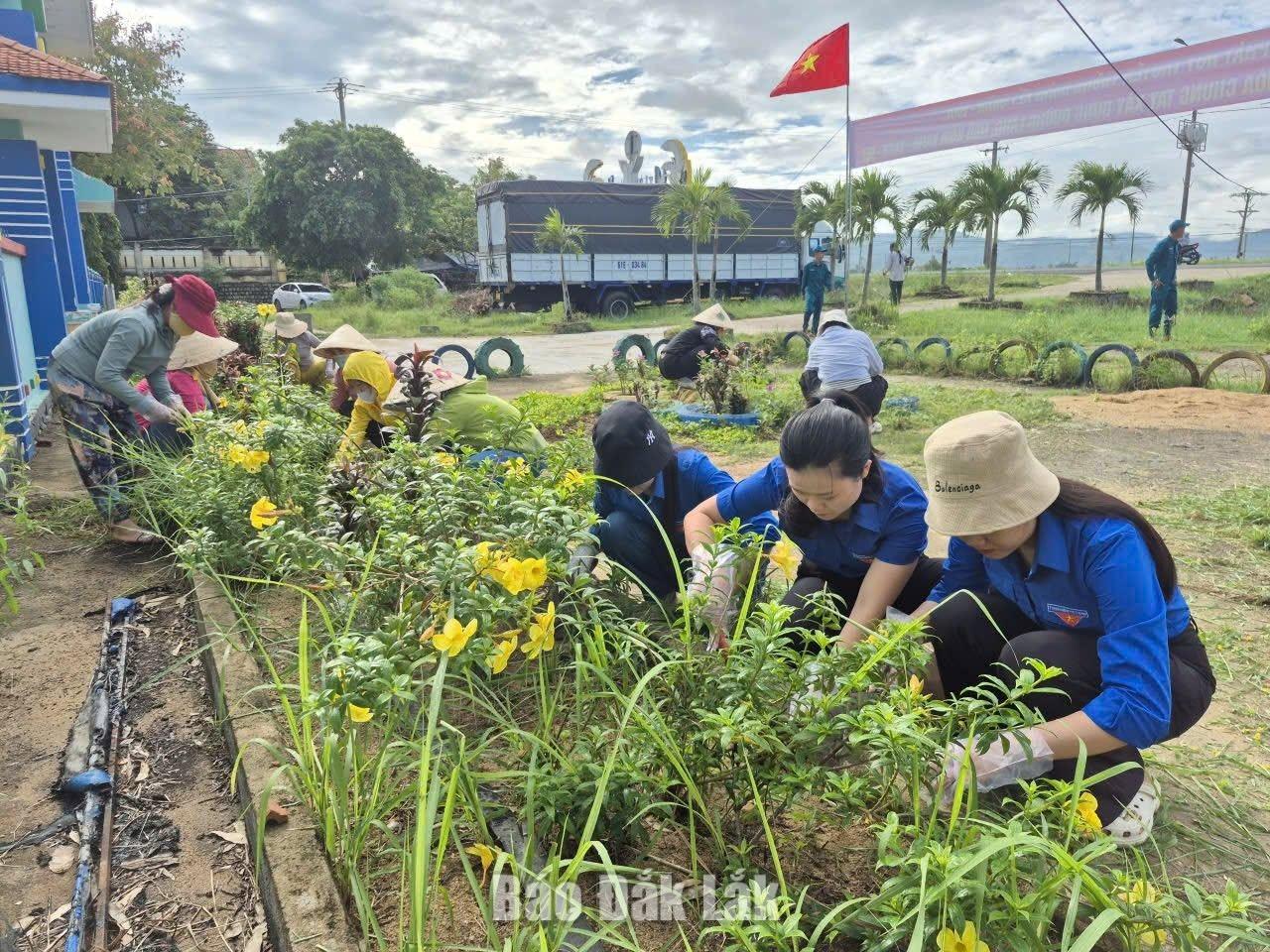 Tuổi trẻ góp sức dựng xây nông thôn mới 2 Đoàn viên, thanh niên xã Tây Hòa tích cực hưởng ứng “Ngày Chủ nhật xanh” bằng những phần việc thiết thực tại cơ sở. Ảnh: Đoàn Xã Tây Hòa cung cấp