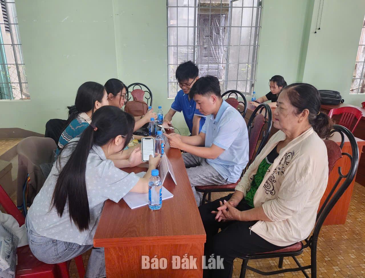 Tổ hành chính công lưu động phường Tân An về tại tổ dân phố Đồnhg Tâm, hỗ trợ người dân thực hiện các thủ tục hàhnh chính.