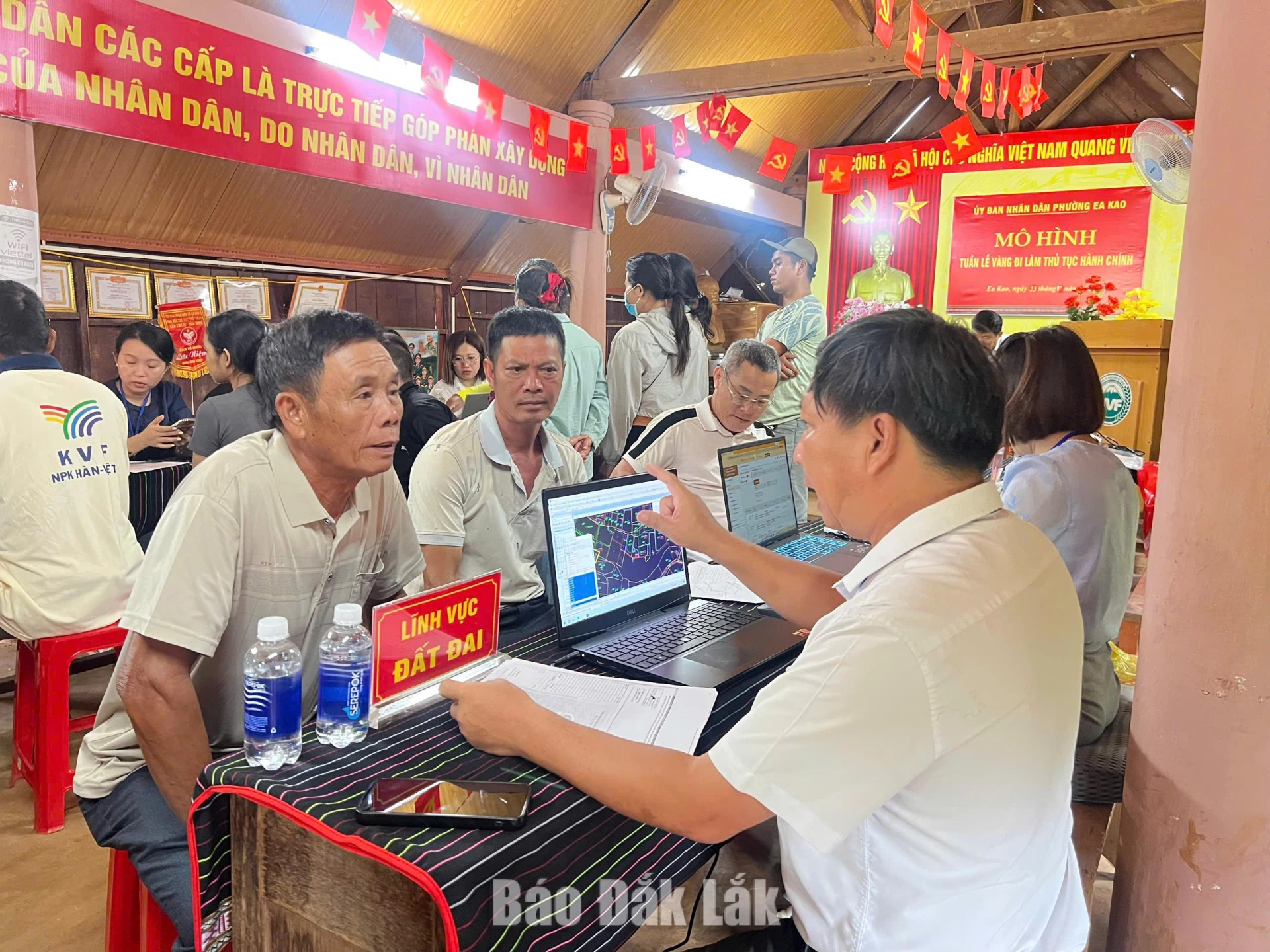 “Tuần lễ vàng đi làm thủ tục hành chính” triển khai trực tiếp tại Tổ dân phố Cao Thắng