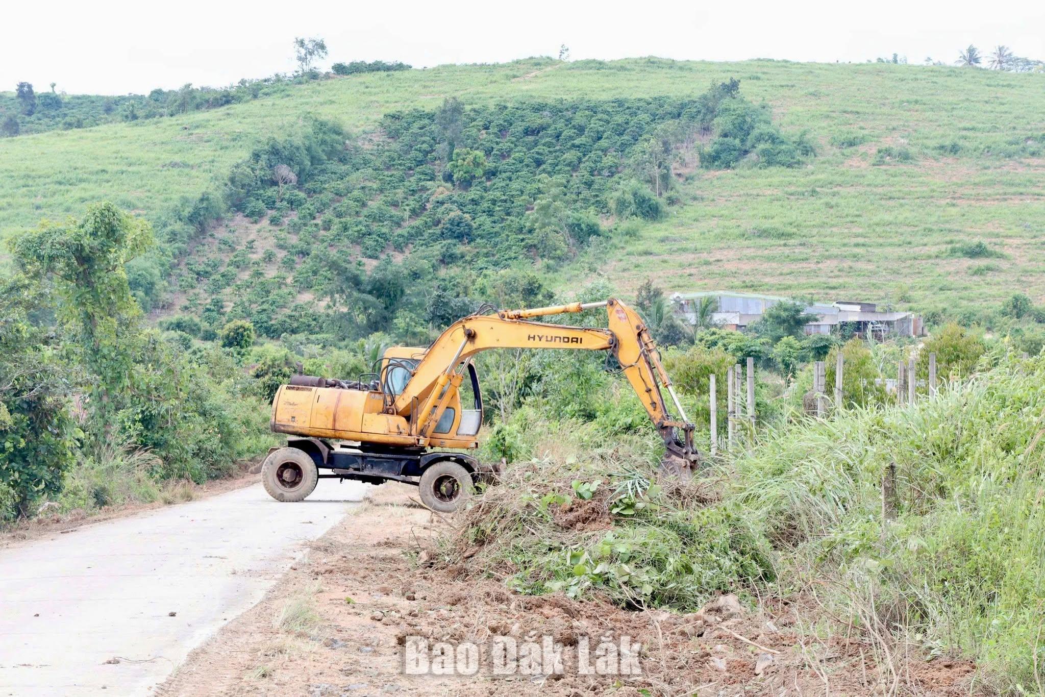 Khởi công tuyến đường nối Quốc lộ 29 với xã Phú Xuân 1 1