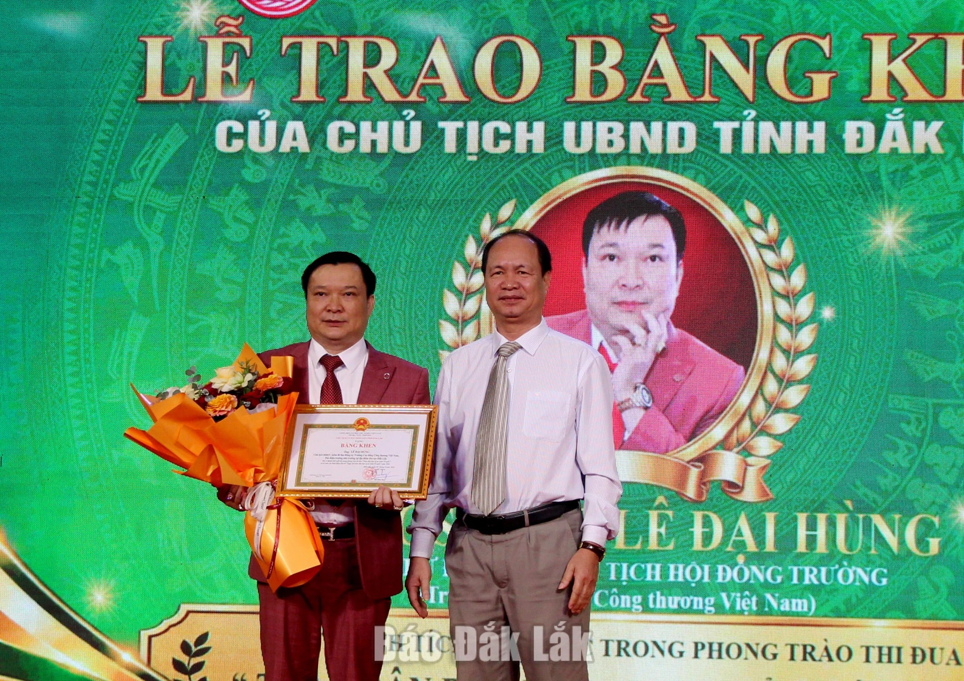 Ông Nguyễn Hữu Việt, Phó Bí thư Đảng ủy UBND tỉnh trao Bằng khen của Chủ tịch UBND tỉnh cho Viện sĩ, Giáo sư danh dự, TS Lê Đại Hùng, Bí thư Đảng ủy, Chủ tịch Hội đồng trường.