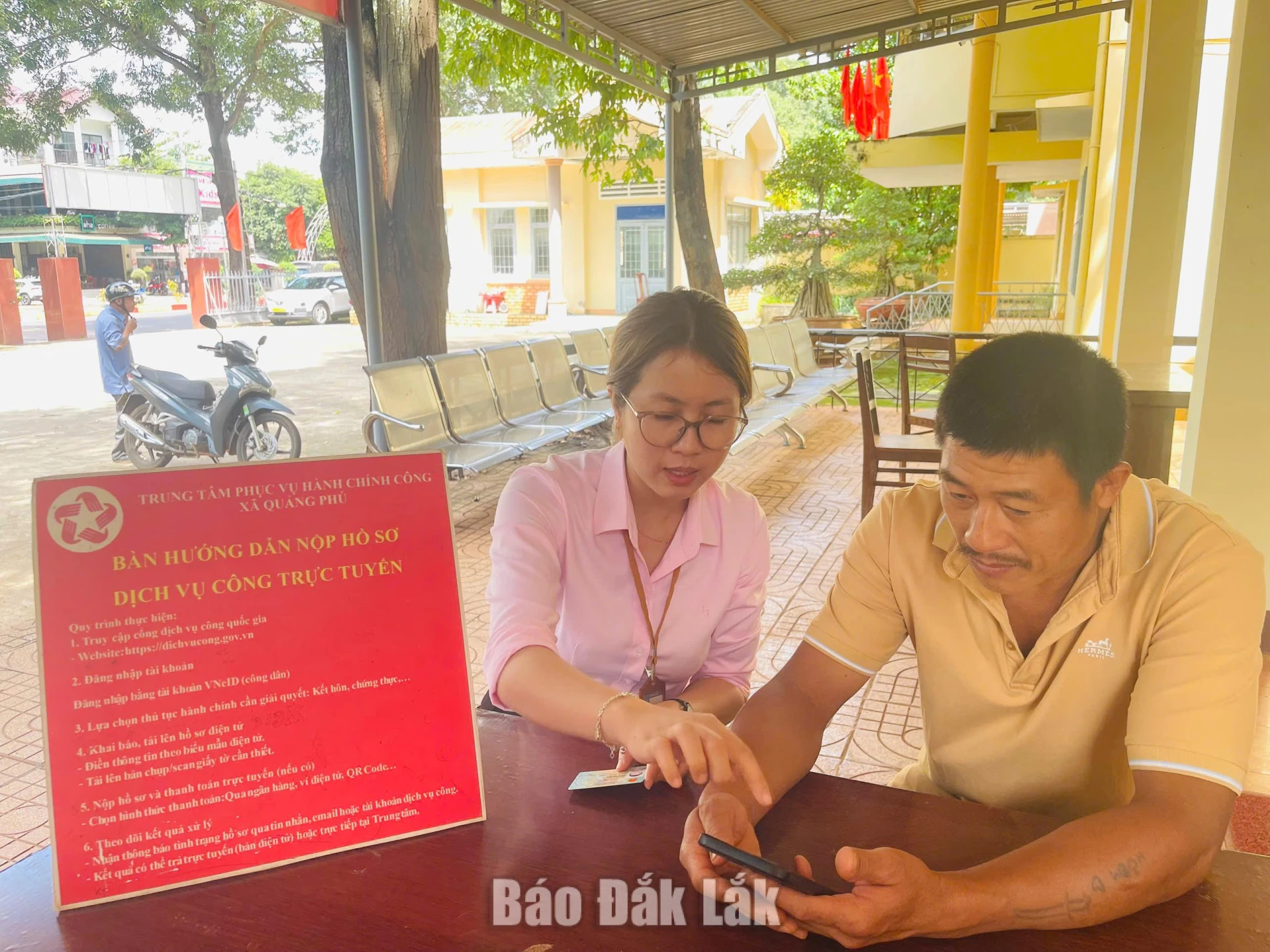 Quảng Phú: Thúc đẩy chuyển đổi số gắn với hiệu quả thực chất 2 Người dân xã Quảng Phú được hướng dẫn làm các dịch vụ công trực tuyến.