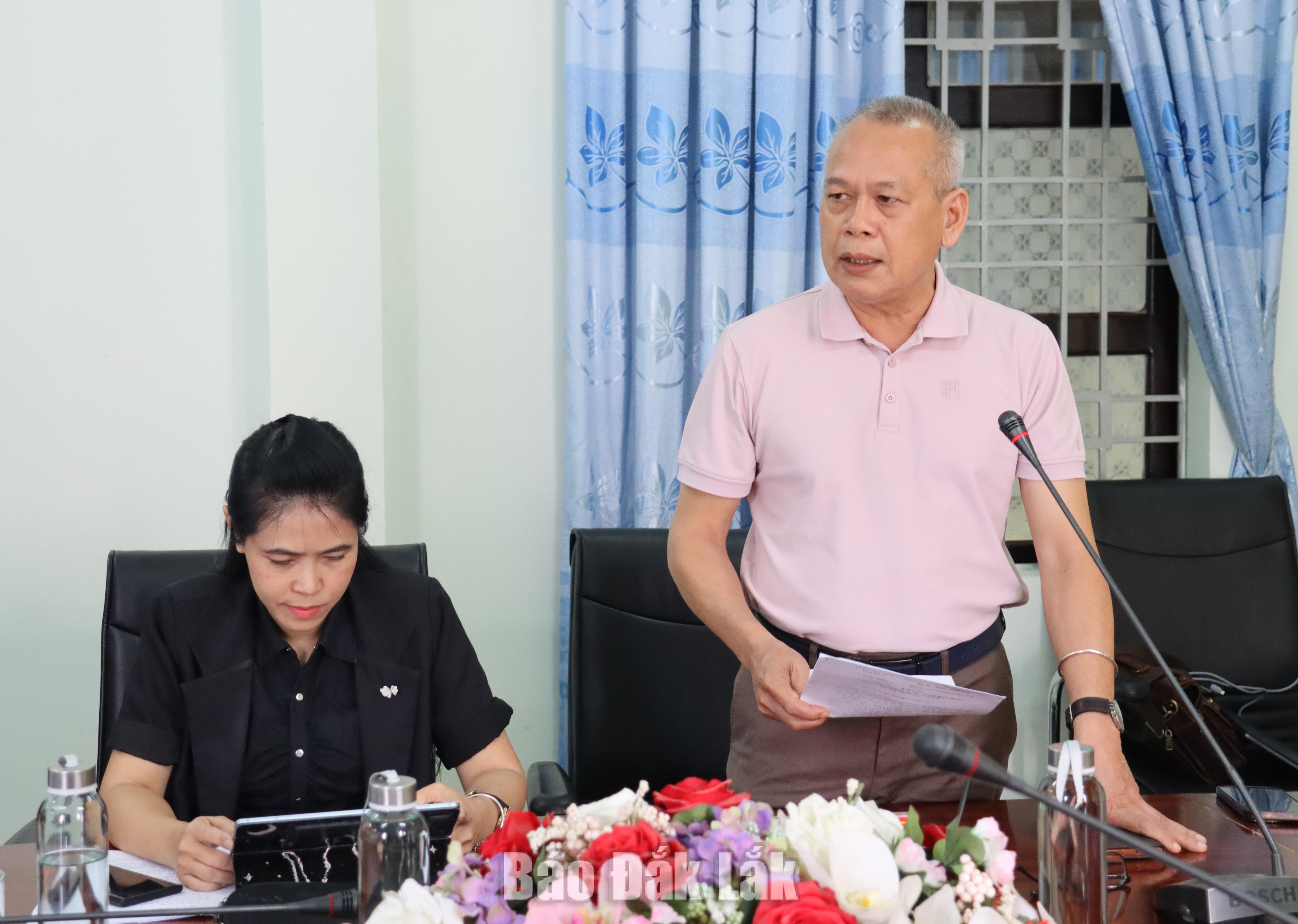 Giám đốc Sở Y tế Nay Phi La  hướng dẫn, trao đổi một số cách làm nhằm nâng cao hiệu quả triển khai khám sức khỏe định kỳ, khám sàng lọc cho người dân tại xã M’Drắk.