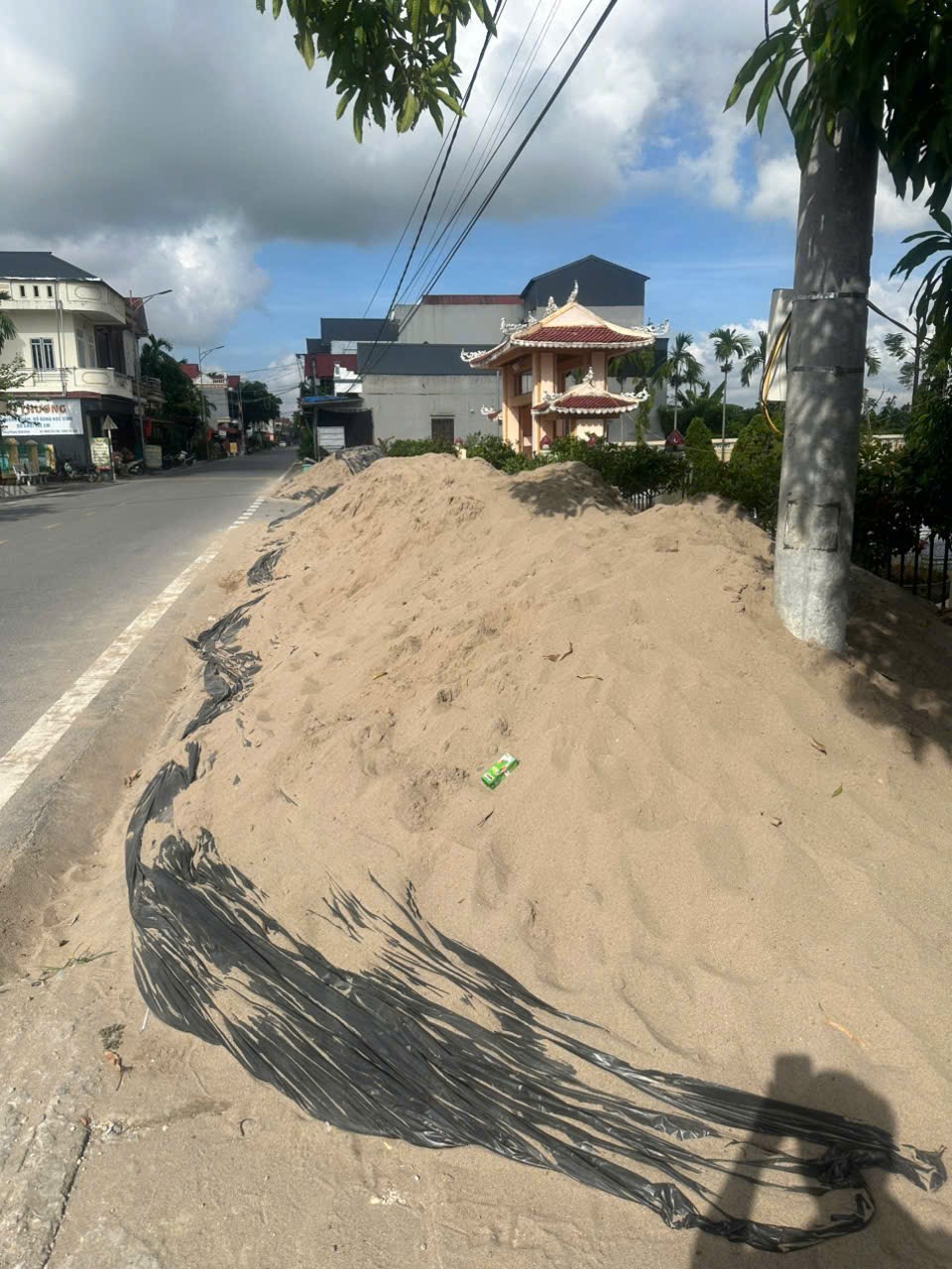 DỰ ÁN NGHĨA TRANG XÃ HỒNG PHONG: AI CHỊU TRÁCH NHIỆM CHO NHỮNG DẤU HIỆU SAI PHẠM VÀ "CÓ MỚI NỚI CŨ"? 1 IMG 1791621802522 1791705676701