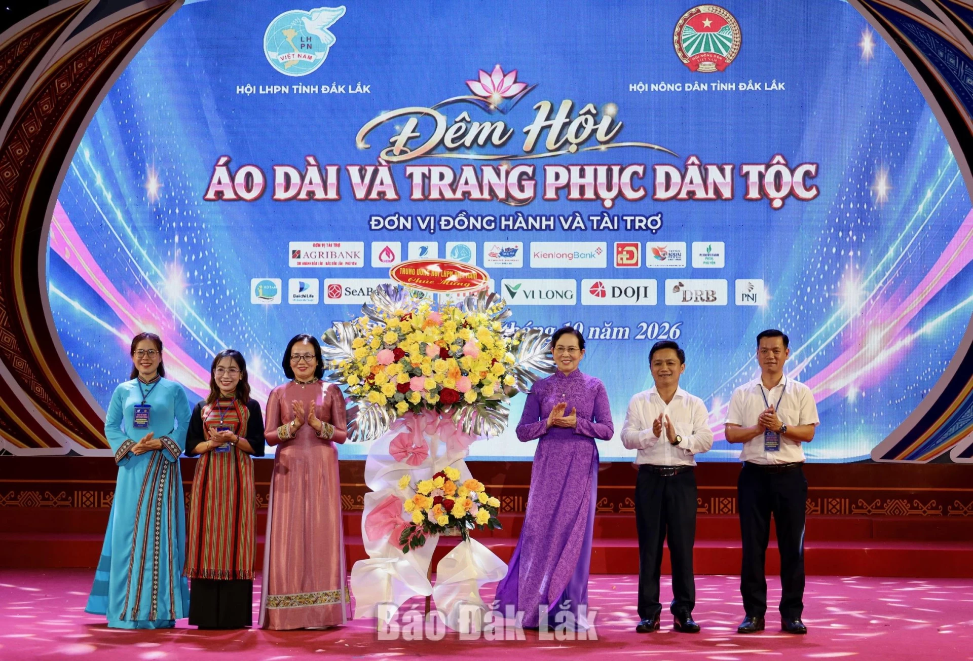Rực rỡ sắc màu văn hóa trong Đêm hội Áo dài và trang phục dân tộc 2 Đồng chí Lê Thị Thủy, Ủy viên Trung ương Đảng, Phó Chủ tịch Ủy ban Trung ương MTTQ Việt Nam, Chủ tịch Hội LHPN Việt Nam tặng hoa chúc mừng đêm hội.