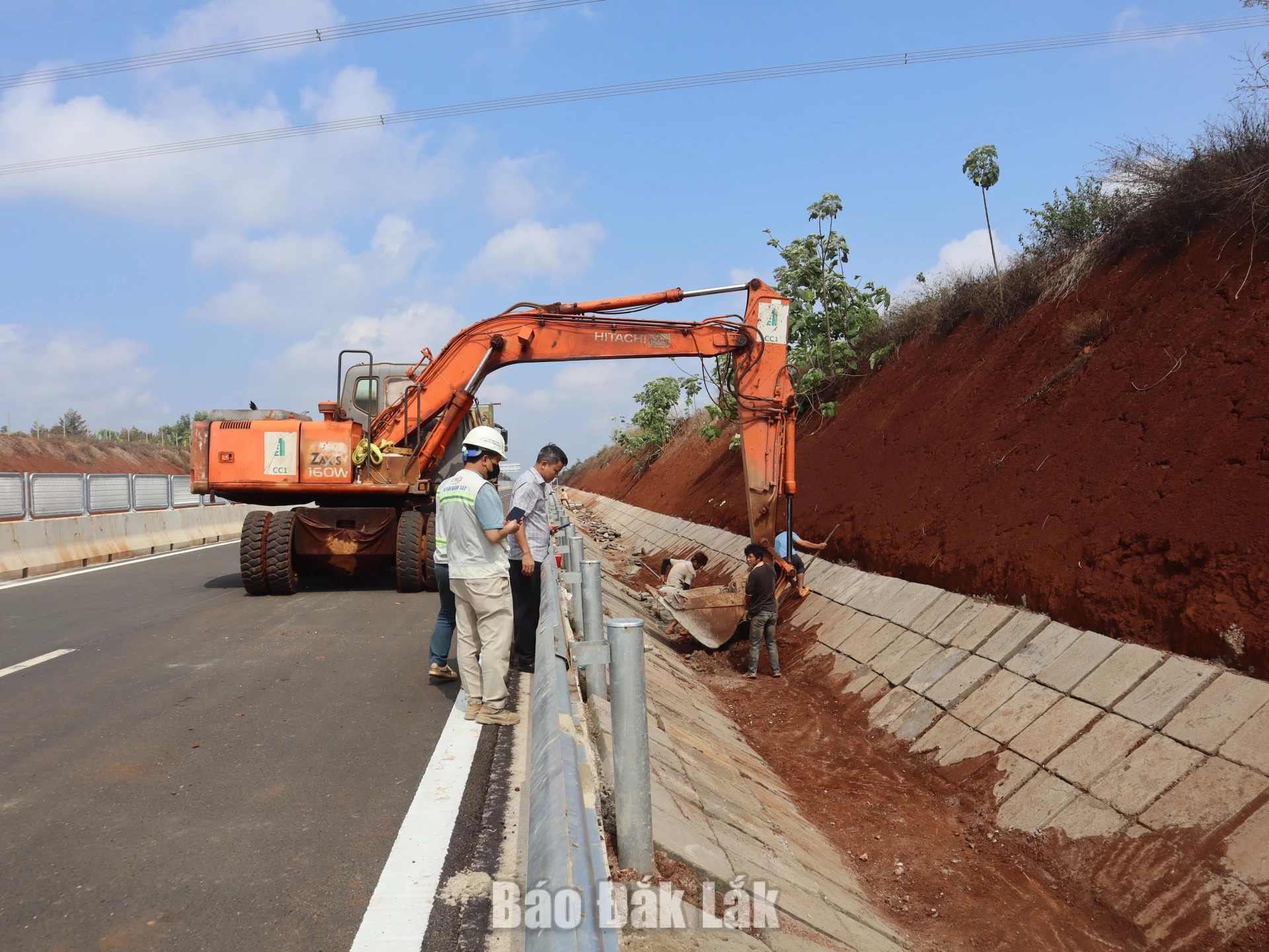 “Mở khóa" các công trình trọng điểm ( kỳ cuối) 2 Thi công những hạng mục cuối cùng của Dự án thành phần 3 cao tốc Khánh Hòa - Buôn Ma Thuột. Ảnh: Hoàng Tuyết