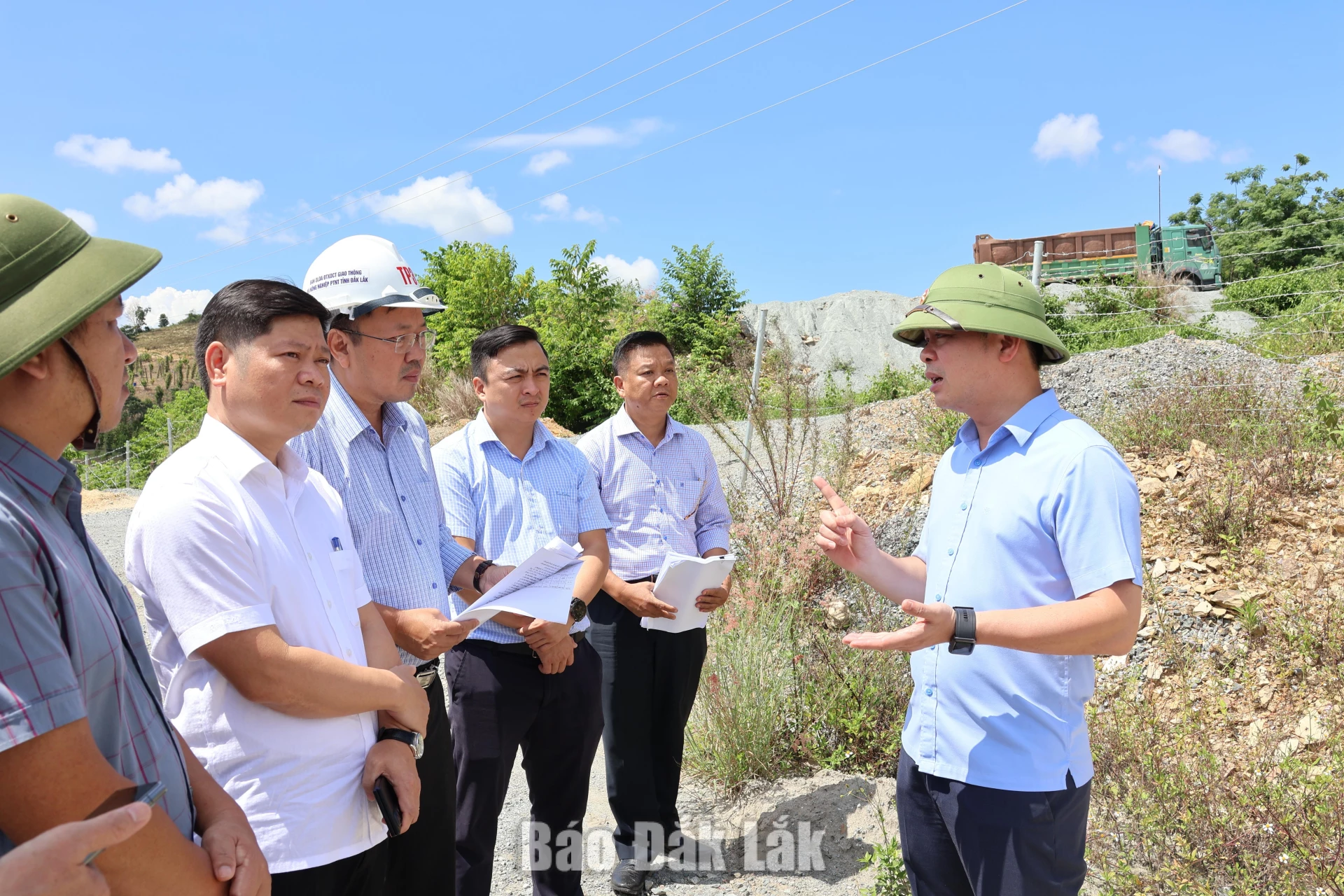 “Mở khóa" các công trình trọng điểm ( kỳ cuối) 1 Chủ tịch UBND tỉnh Đỗ Hữu Huy kiểm tra thực địa Dự án thành phần 3 cao tốc Khánh Hòa - Buôn Ma Thuột. Ảnh: Hoàng Tuyết