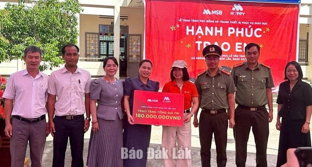 Trao tặng trang thiết bị dạy học cho Trường Tiểu học Lê Văn Tám, xã Krông Nô 1
Đại diện Ngân hàng Thương mại Cổ phần Hàng Hải Việt Nam (MSB) trao bảng tượng trưng tặng thiết bị dạy học và quà cho Trường Tiểu học Lê Văn Tám.