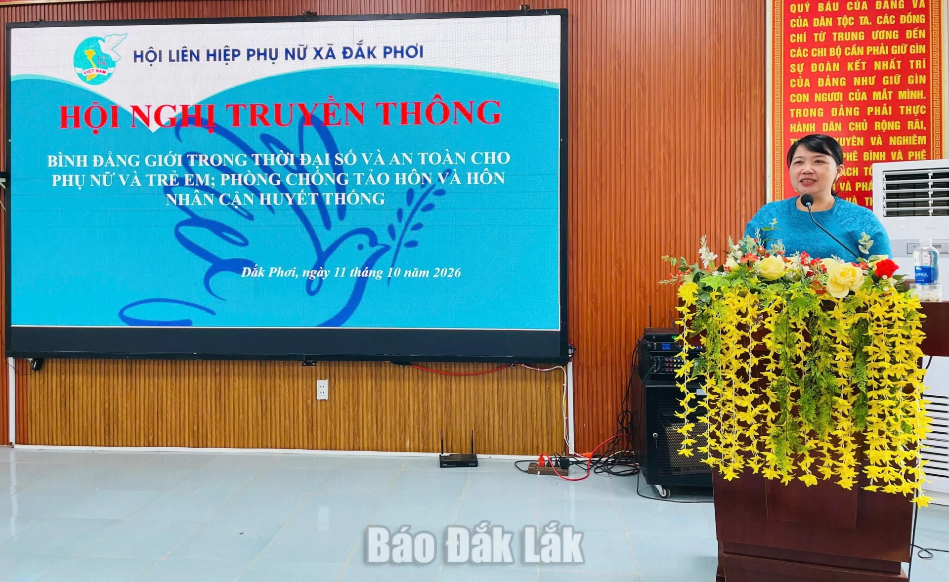 Xã Đắk Phơi đẩy mạnh truyền thông về bình đẳng giới 2
Bà Nguyễn Thị Bích, Chủ tịch Ủy ban MTTQ Việt Nam xã Đắk Phơi, tuyên truyền, phổ biến kiến thức pháp luật về bình đẳng giới, phòng, chống bạo lực gia đình và bảo vệ phụ nữ, trẻ em.