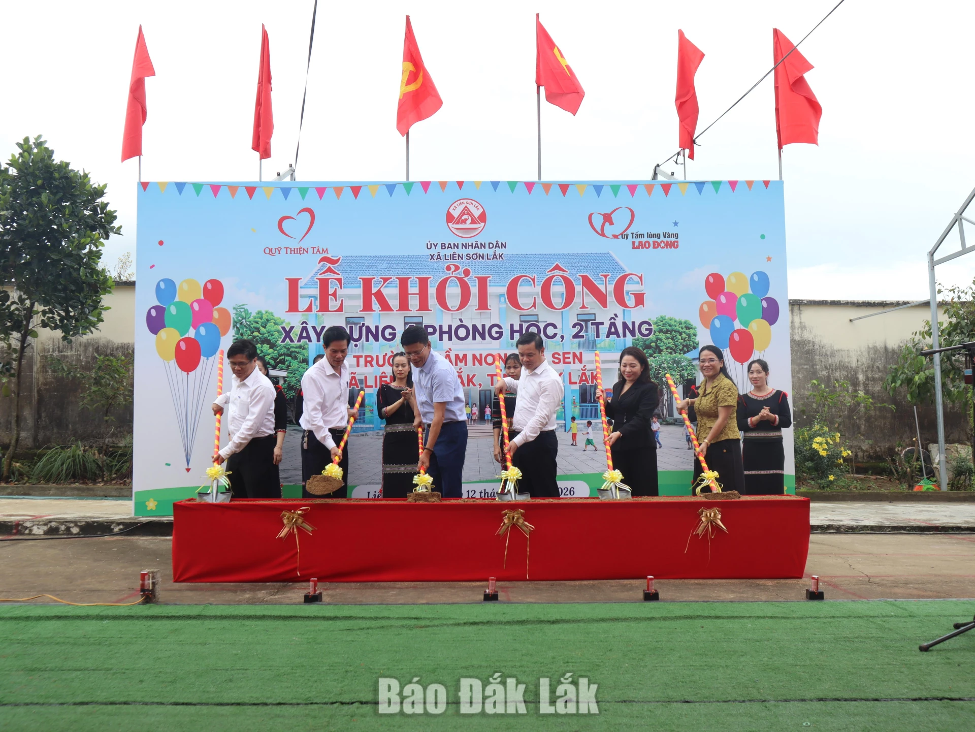 Khởi công xây dựng 4 phòng học tại Trường Mầm non Hoa Sen 5 Các đại biểu thực hiện nghi thức động thổ khởi công công trình.