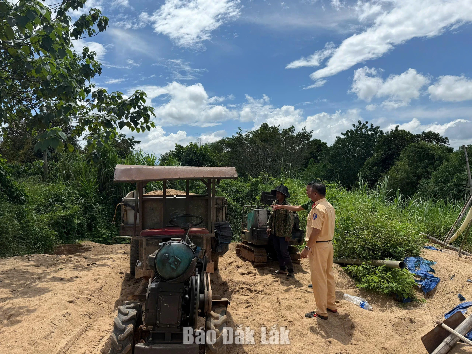 Phát hiện, lập biên bản 1 trường hợp khai thác cát trái phép 1 Tang vật, phương tiện tại thời điểm kiểm tra.