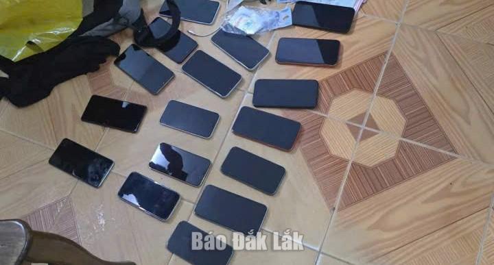 CSGT Đắk Lắk phối hợp, bắt giữ 3 thiếu niên mang nhiều tài sản nghi trộm cắp 1 Các tang vật tại thời điểm kiểm tra.