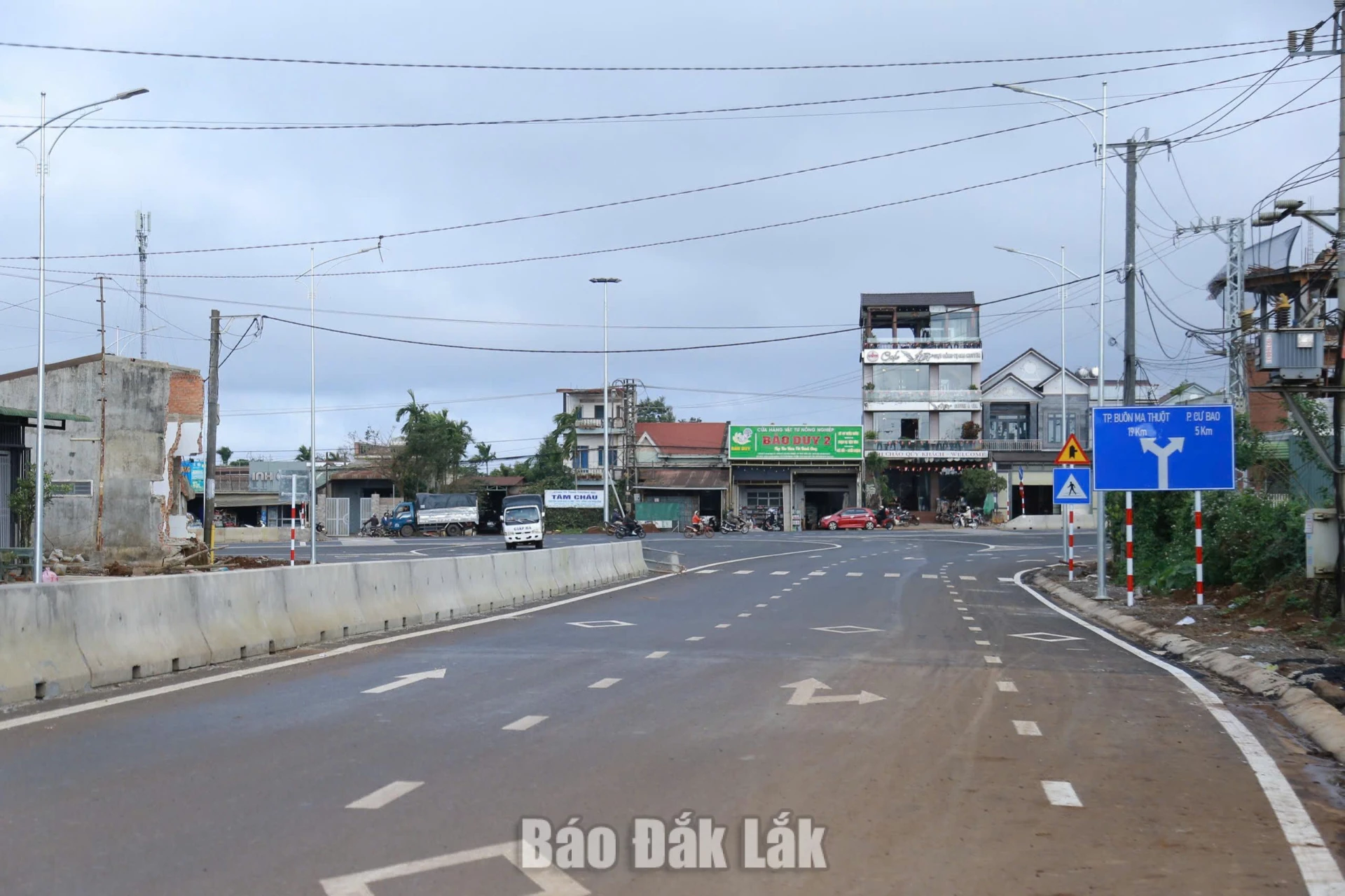 1.800 tỷ đồng xây dựng tuyến đường vành đai 2 Buôn Ma Thuột 1 Theo thiết kế, tuyến đường đi qua địa bàn các xã Cuôr Đăng, Quảng Phú, Ea Nuôl và các phường Tân An, Buôn Ma Thuột.