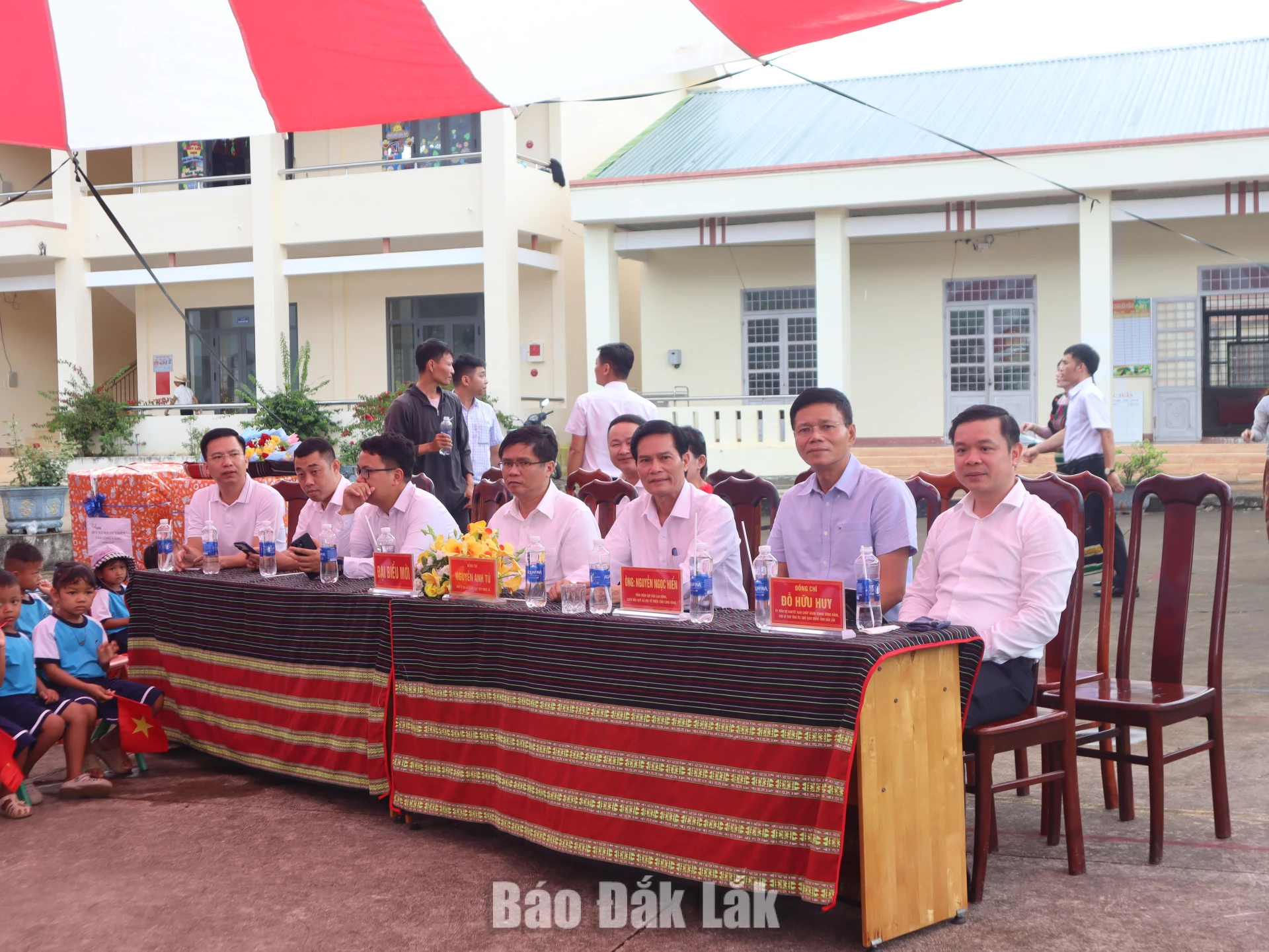 Khởi công xây dựng 4 phòng học tại Trường Mầm non Hoa Sen 1 Đồng chí Đỗ Hữu Huy, Ủy viên dự khuyết Trung ương Đảng, Phó Bí thư Tỉnh ủy, Chủ tịch UBND tỉnh cùng các đại biểu dự Lễ khởi công.