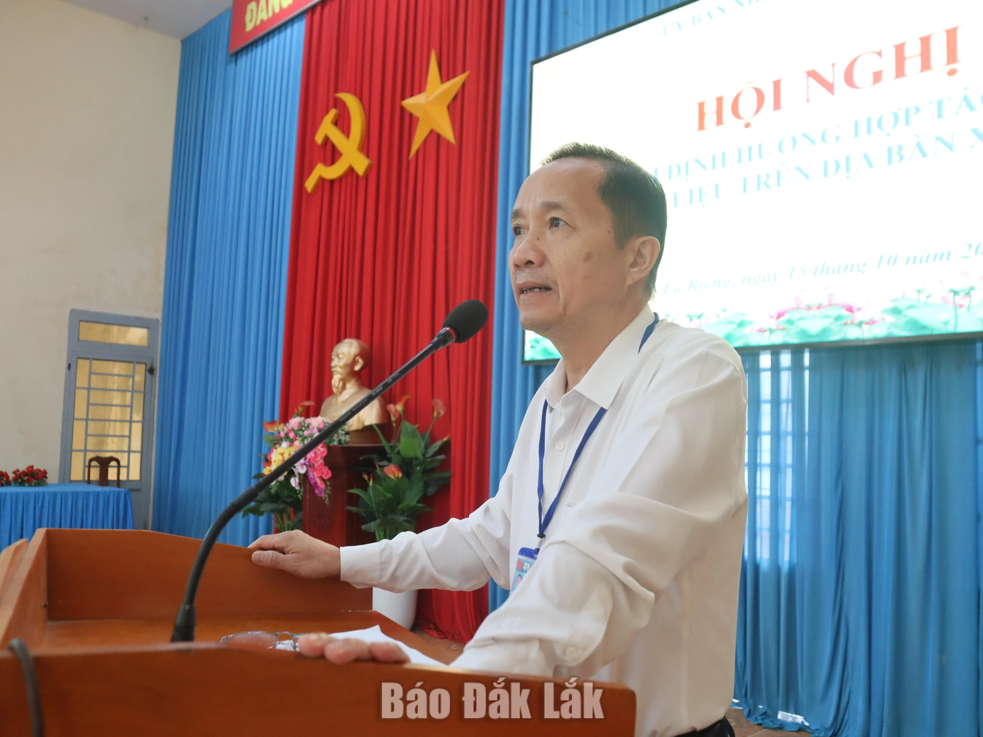 Xã Ea Riêng định hướng phát triển vùng nguyên liệu cây dược liệu 2 Ông Phan Đức Thọ, Phó Bí thư Đảng ủy, Chủ tịch UBND xã Ea Riêng phát biểu tại hội nghị.