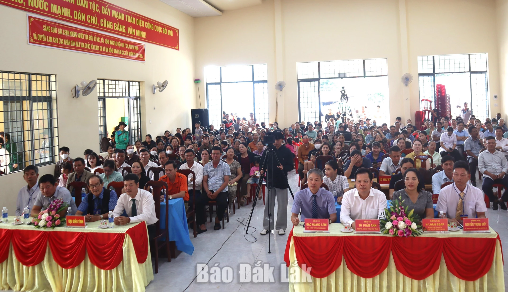 Các đại biểu, Ban giám khảo cùng đông đảo người dân xã Đắk Liêng tham dự, cổ vũ Liên hoan Nghệ thuật quần chúng lần thứ Nhất năm 2026.