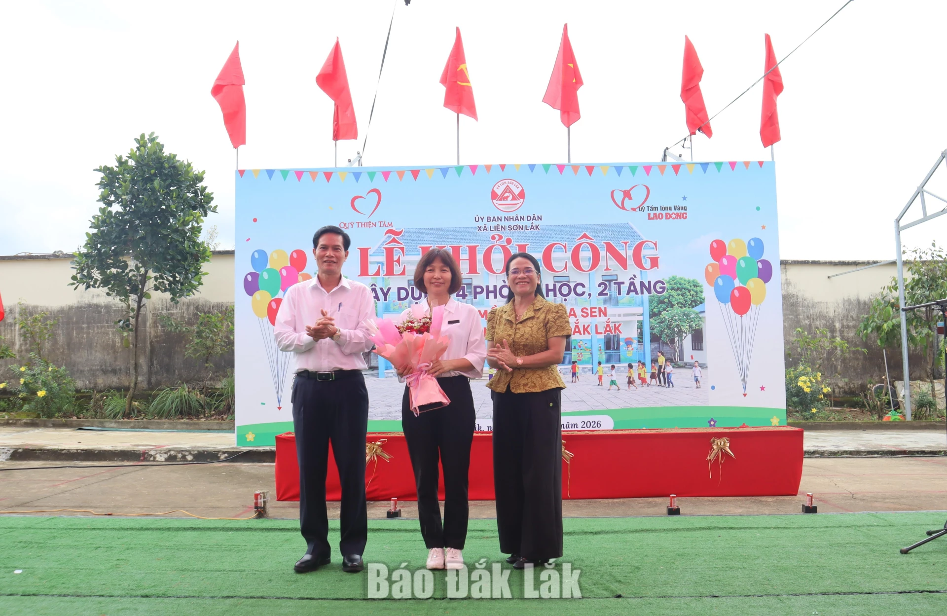 Khởi công xây dựng 4 phòng học tại Trường Mầm non Hoa Sen 2 Lãnh đạo xã Liên Sơn Lắk tặng hoc đơn vị tài trợ.