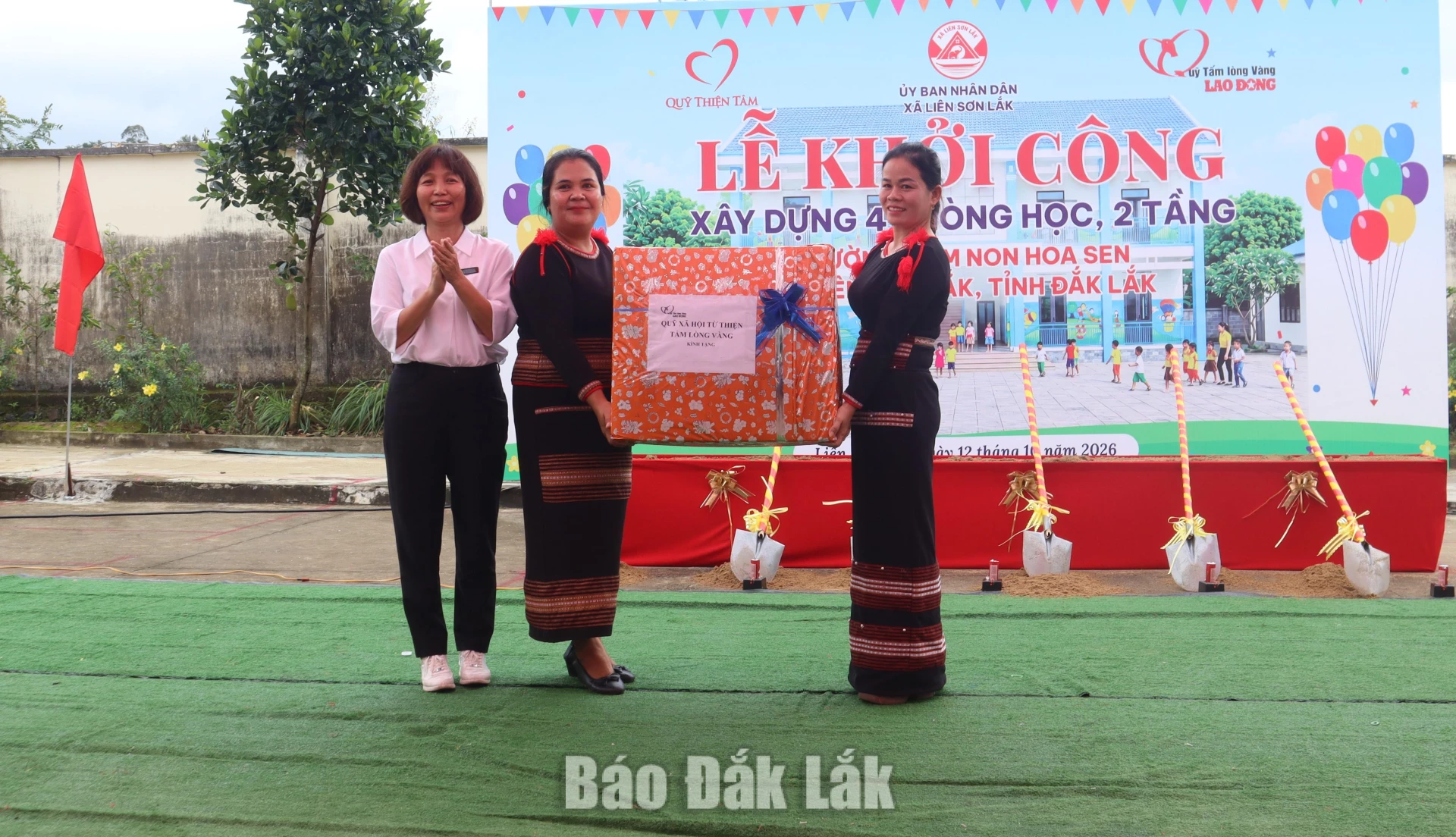 Khởi công xây dựng 4 phòng học tại Trường Mầm non Hoa Sen 3 Đại diện Quỹ Tấm lòng vàng, Báo Lao động tặng quà cho nhà trường.