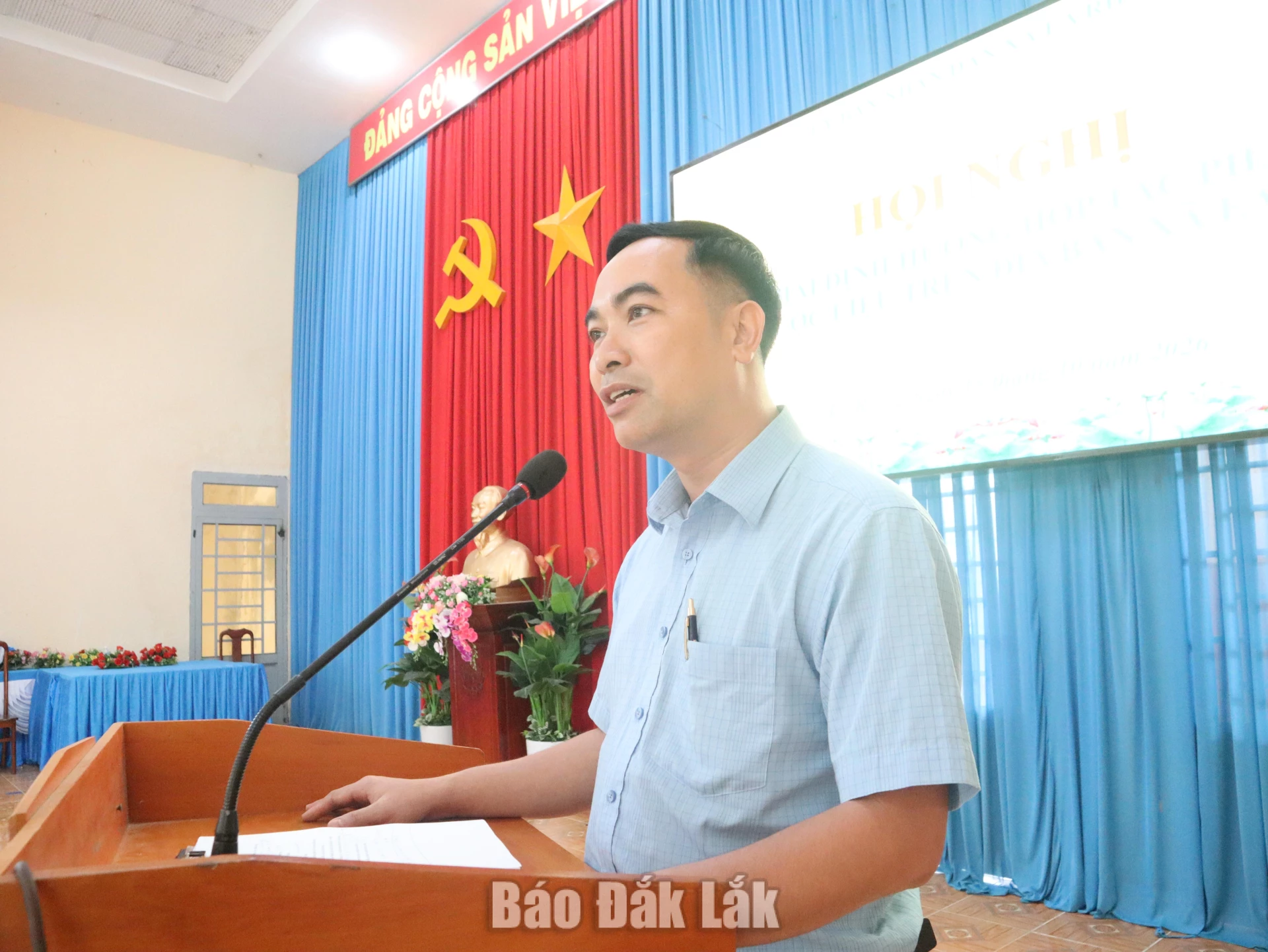 Xã Ea Riêng định hướng phát triển vùng nguyên liệu cây dược liệu 3 Đại diện doanh nghiệp giới thiệu một số cây dược liệu phù hợp với điều kiện khí hậu, thổ nhưỡng Ea Riêng.