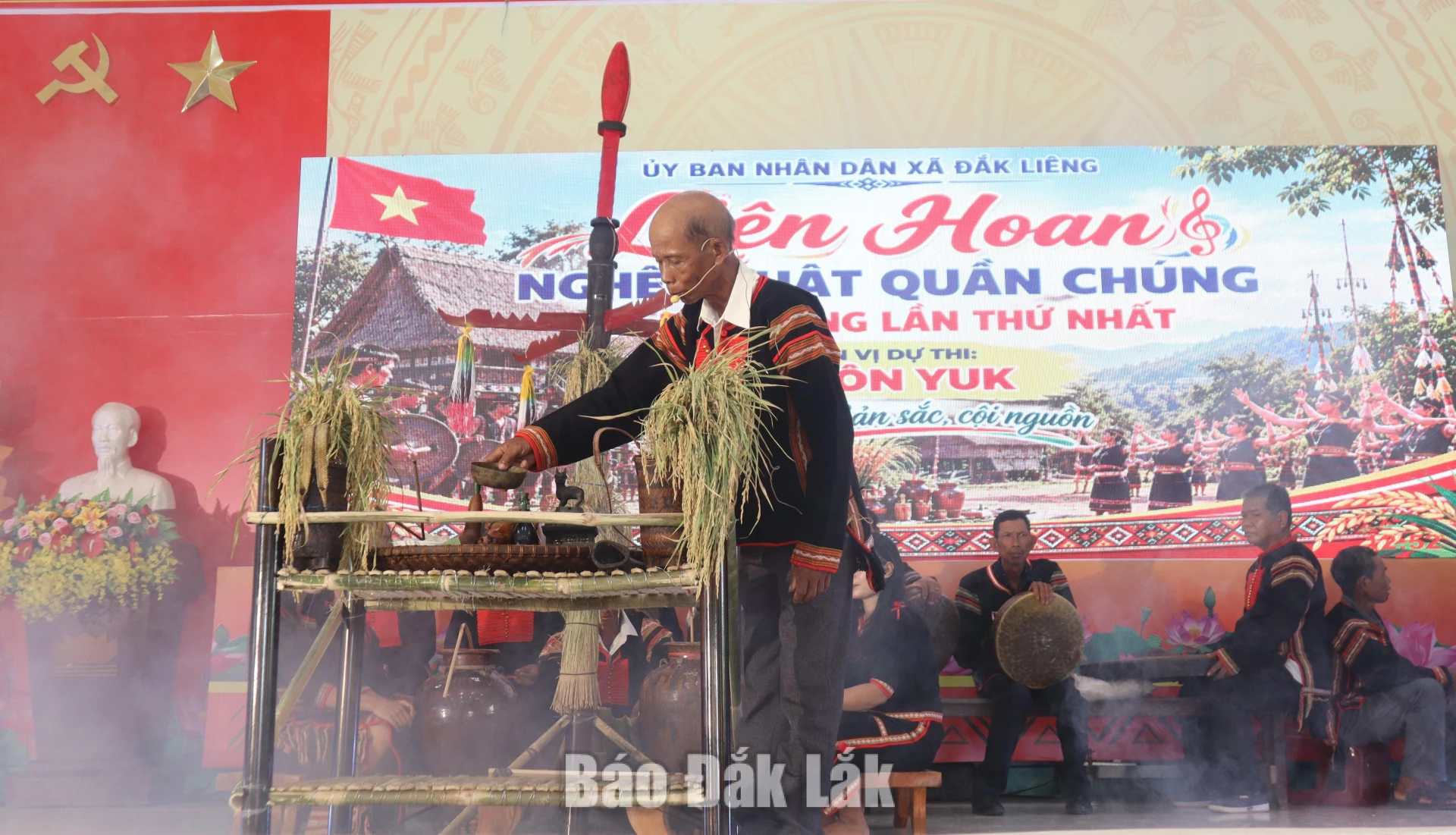 
Đoàn nghệ thuật quần chúng buôn Yuk tái hiện nghi lễ cúng lúa mới tại Liên hoan Nghệ thuật quần chúng xã Đắk Liêng lần thứ Nhất năm 2026.
