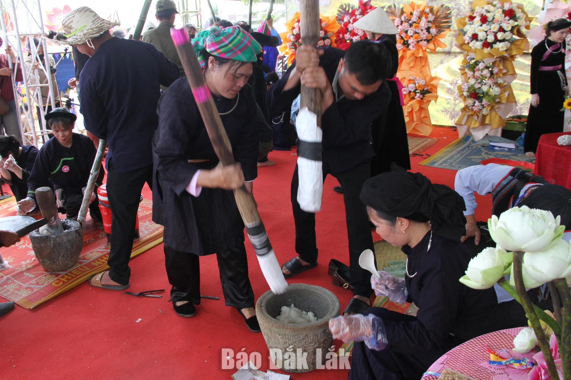 Văn hóa Tày, Nùng hòa nhịp trên vùng đất Tam Giang 4 Giã bánh dày tại Lễ hội văn hóa dân gian Việt Bắc, xã Tam Giang, góp phần tái hiện nét đẹp trong đời sống văn hóa truyền thống của đồng bào Tày, Nùng.