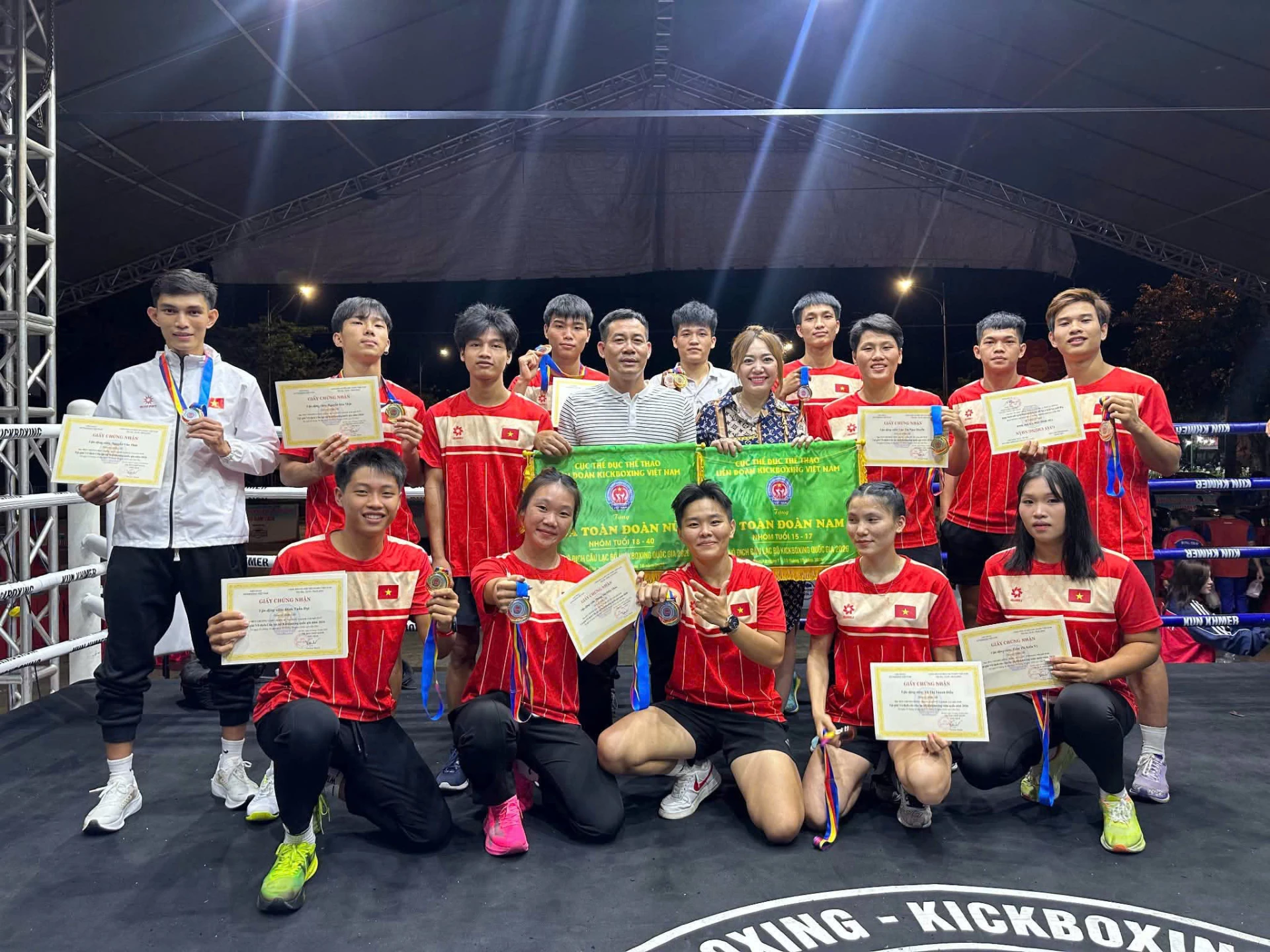 Các tay đấm đội tuyển kick boxing Đắk Lắk xuất sắc đem về 13 huy chương các loại. Ảnh: Đình Đoài