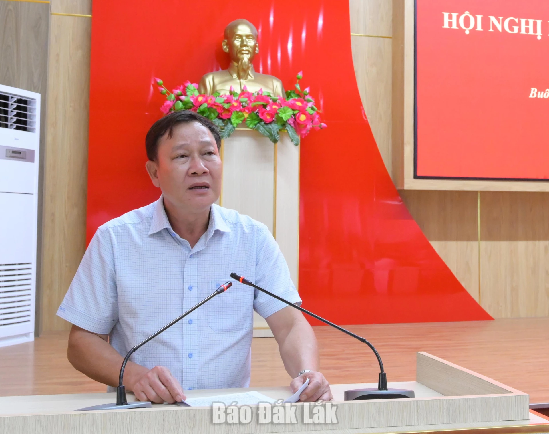 Phường Buôn Ma Thuột: 9 tháng thu ngân sách đạt hơn 2.242 tỷ đồng 3 Đồng chí Trần Phú Hùng, Ủy viên Ban Thường vụ Tỉnh ủy, Bí thư Đảng ủy, Chủ tịch HĐND phường Buôn Ma Thuột phát biểu kết luận hội nghị.