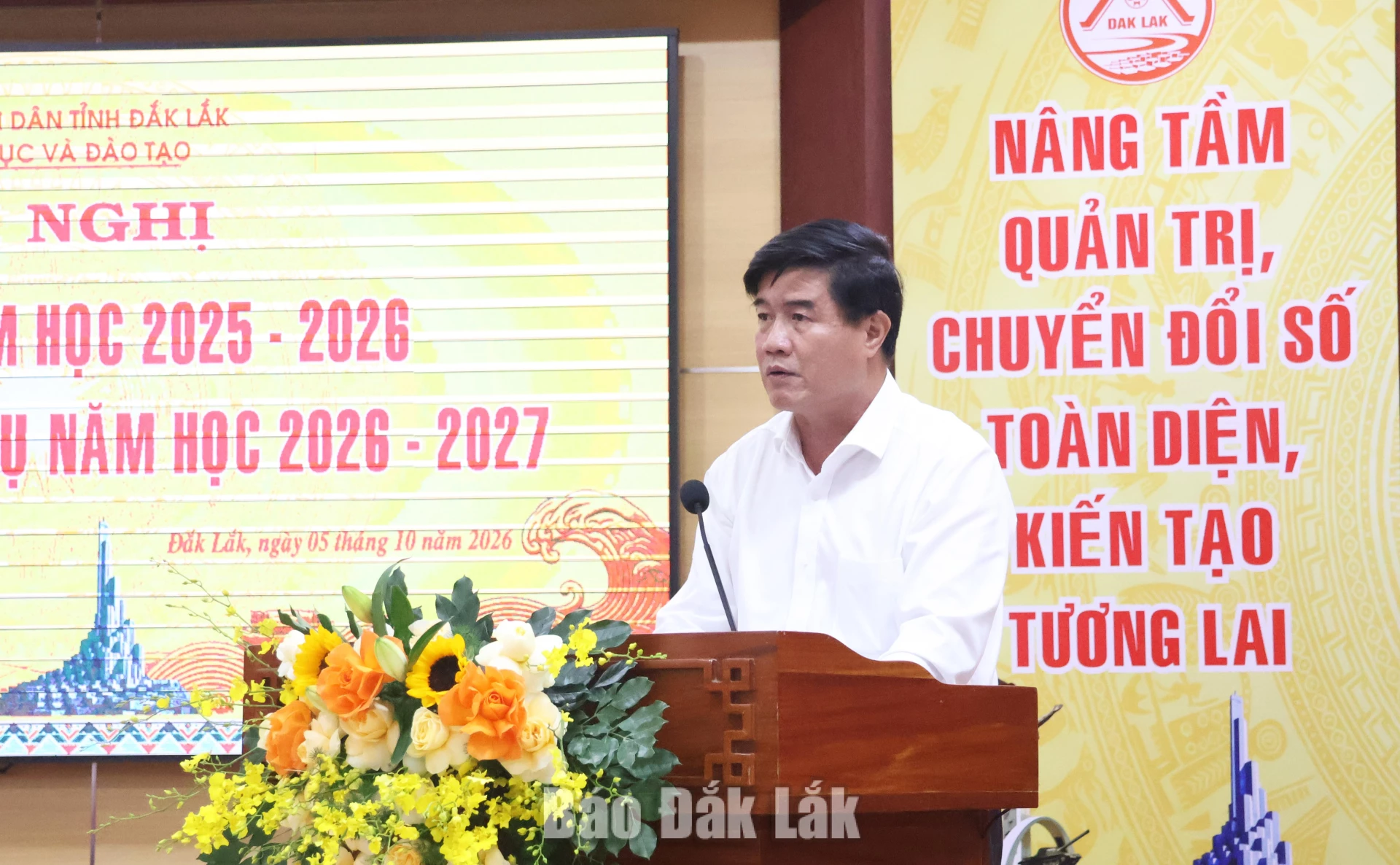 Tiếp tục đổi mới, nâng cao chất lượng giáo dục 2 Phó Chủ tịch UBND tỉnh Nguyễn Thiên Văn phát biểu tại hội nghị.