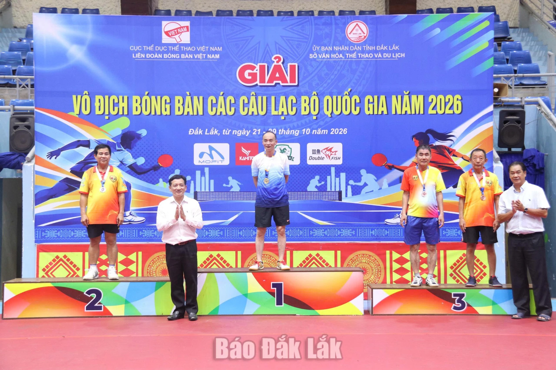Giải vô địch Bóng bàn các câu lạc bộ quốc gia năm 2026: Thành phố Hồ Chí Minh áp đảo bảng tổng sắp 2 Ban tổ chức trao thưởng cho các vận động viên đoạt thành tích cao tại giải.