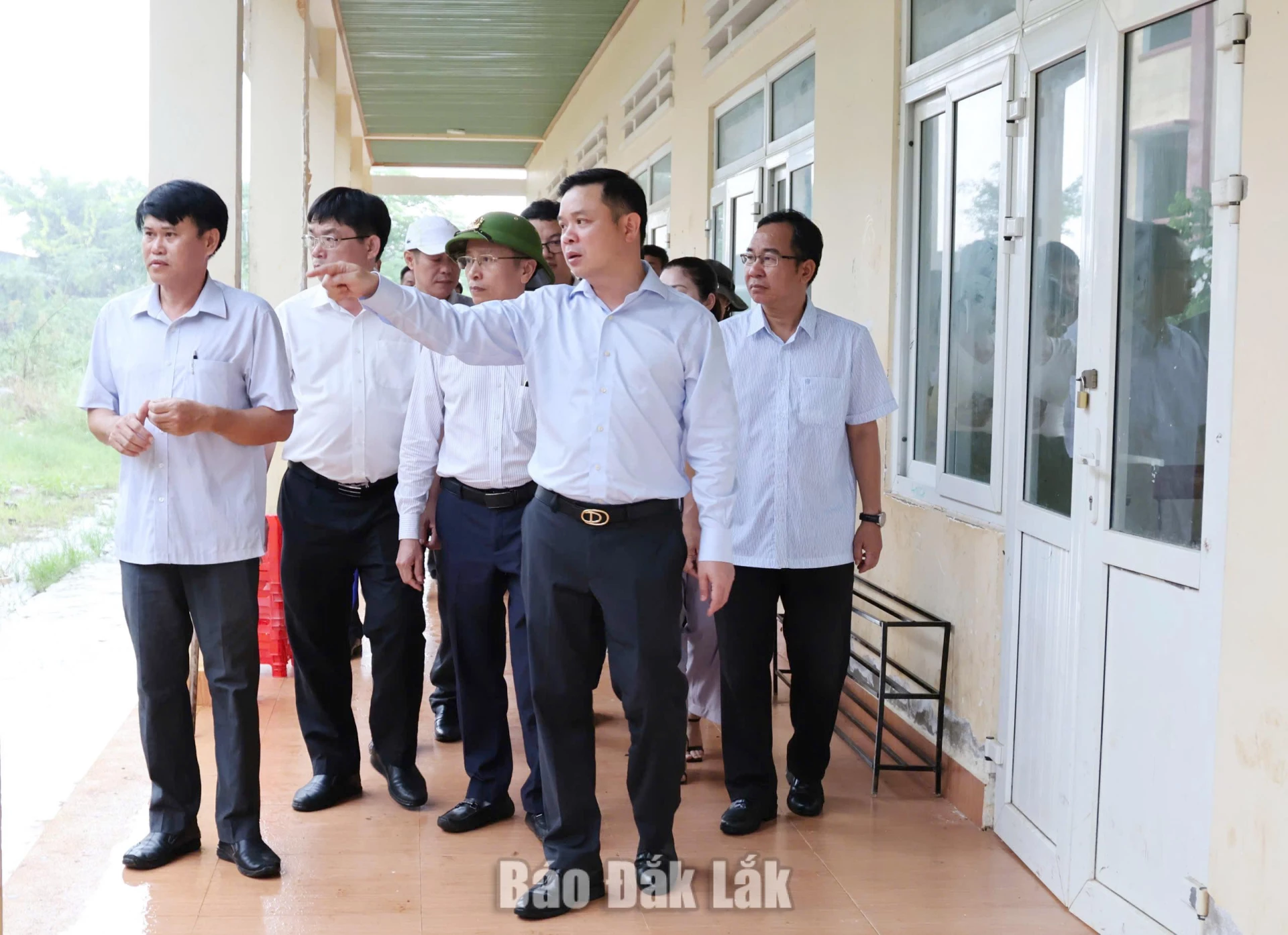 Thay thế kịp thời tư vấn, nhà thầu và cán bộ yếu kém, thiếu trách nhiệm trong thực hiện, giải ngân vốn đầu tư công 1 Chủ tịch UBND tỉnh Đắk Lắk Đỗ Hữu Huy và đoàn công tác của tỉnh kiểm tra, đôn đốc một dự án đầu tư công tại xã Cư Pơng.