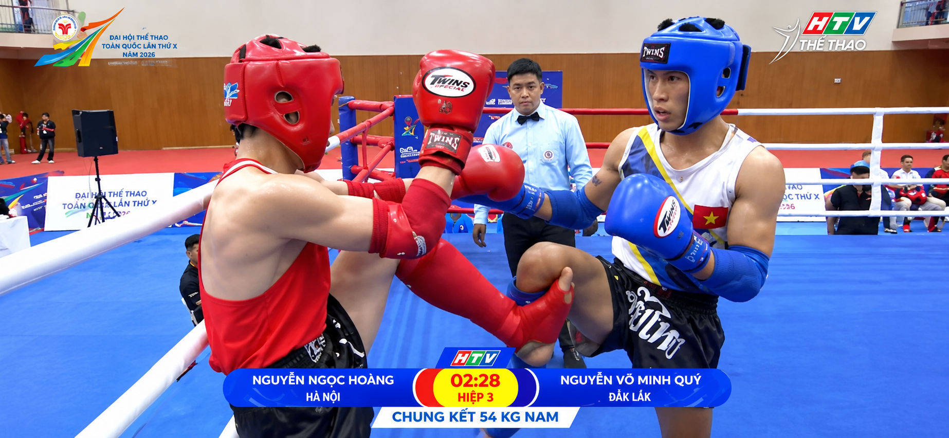 Đại hội Thể thao toàn quốc: Võ sĩ Nguyễn Võ Minh Quý đoạt huy chương Bạc đầu tiên cho Đắk Lắk 1 Nguyễn Võ Minh Quý (găng xanh) trong trận chung kết gặp Nguyễn Ngọc Hoàng. Ảnh: BTC