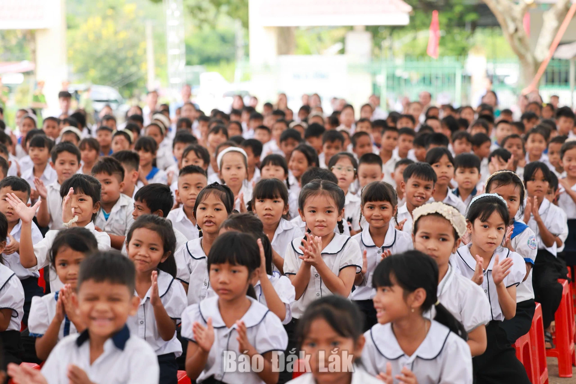 “Bữa ăn dinh dưỡng học đường” đến với học sinh vùng khó 6 Các em học sinh tham dự chương trình.