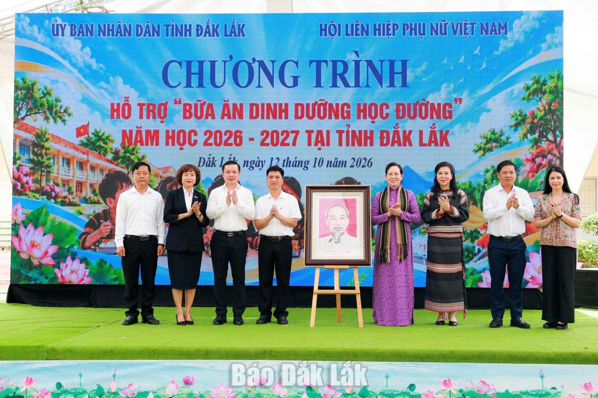 “Bữa ăn dinh dưỡng học đường” đến với học sinh vùng khó 5 Đoàn công tác cùng lãnh đạo tỉnh trao tặng bức tranh Bác Hồ cho hai trường.