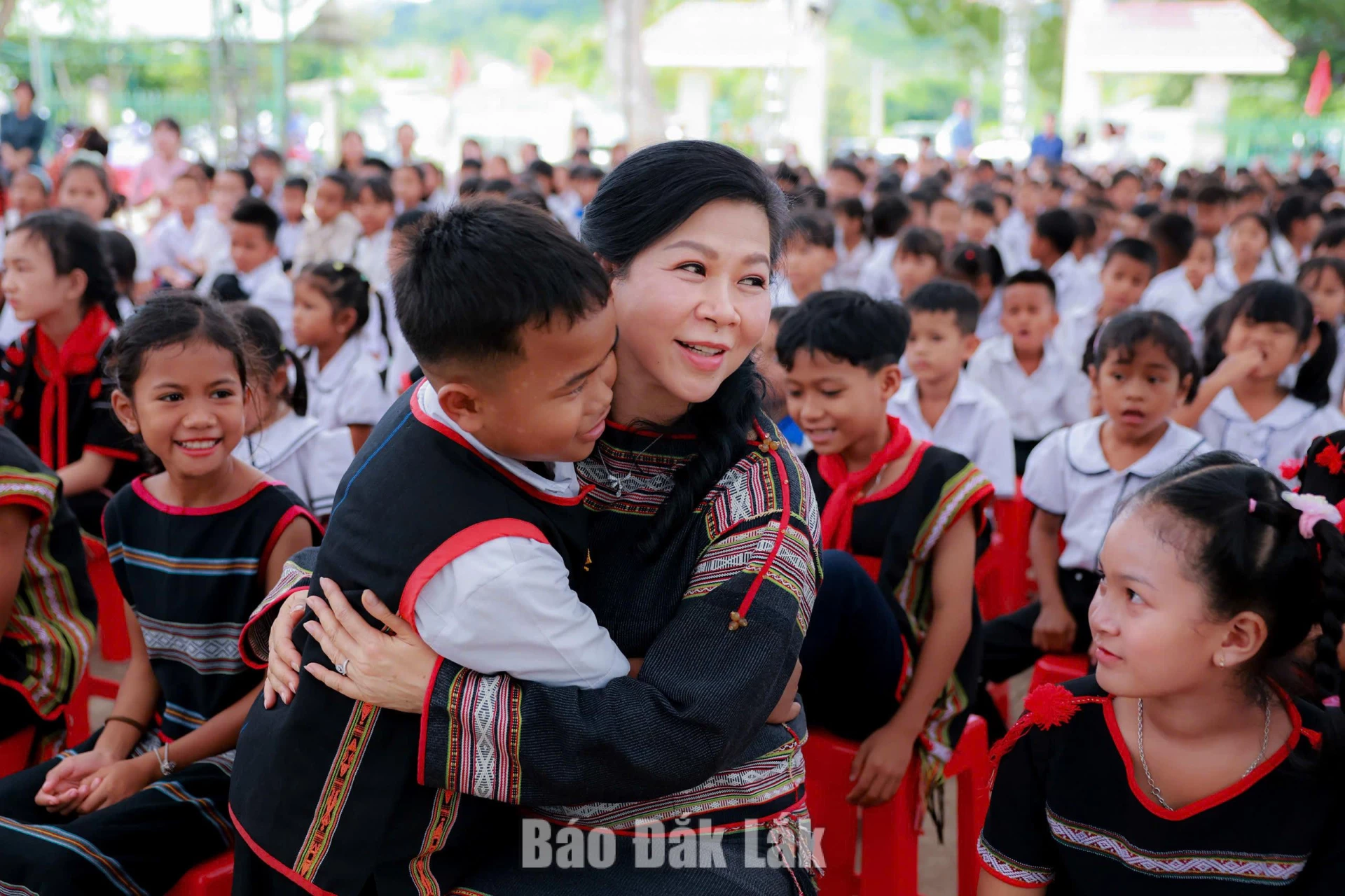 “Bữa ăn dinh dưỡng học đường” đến với học sinh vùng khó 7 Phu nhân Ngô Phương Ly