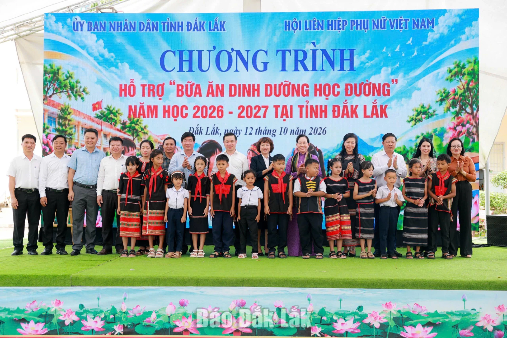 “Bữa ăn dinh dưỡng học đường” đến với học sinh vùng khó 8 Đoàn công tác của Hội LHPN Việt Nam và lãnh đạo tỉnh Đắk Lắk chụp hình lưu niệm cùng học sinh.