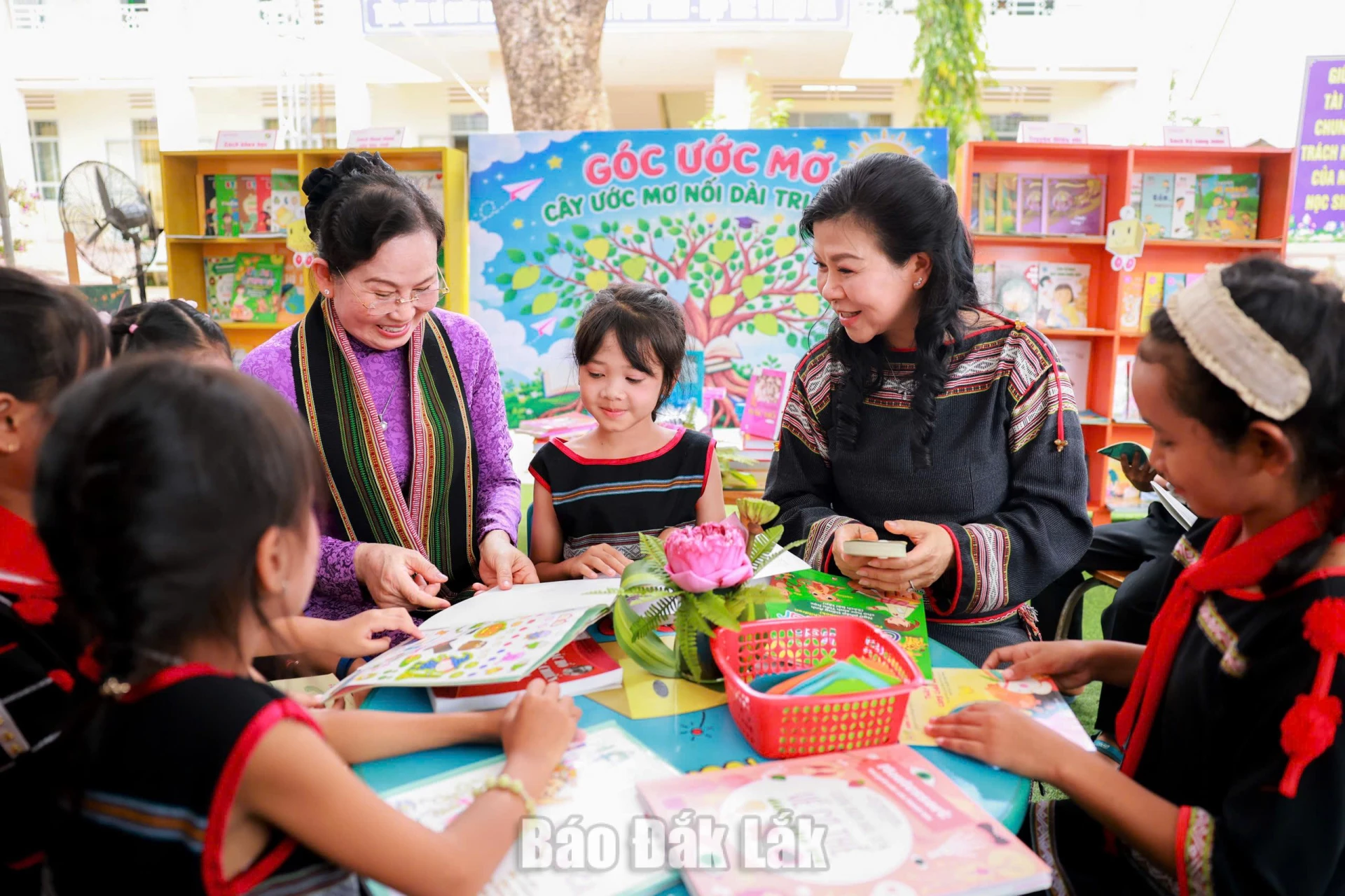 “Bữa ăn dinh dưỡng học đường” đến với học sinh vùng khó 9 Các đại biểu trò chuyện với học sinh tại góc đọc sách.