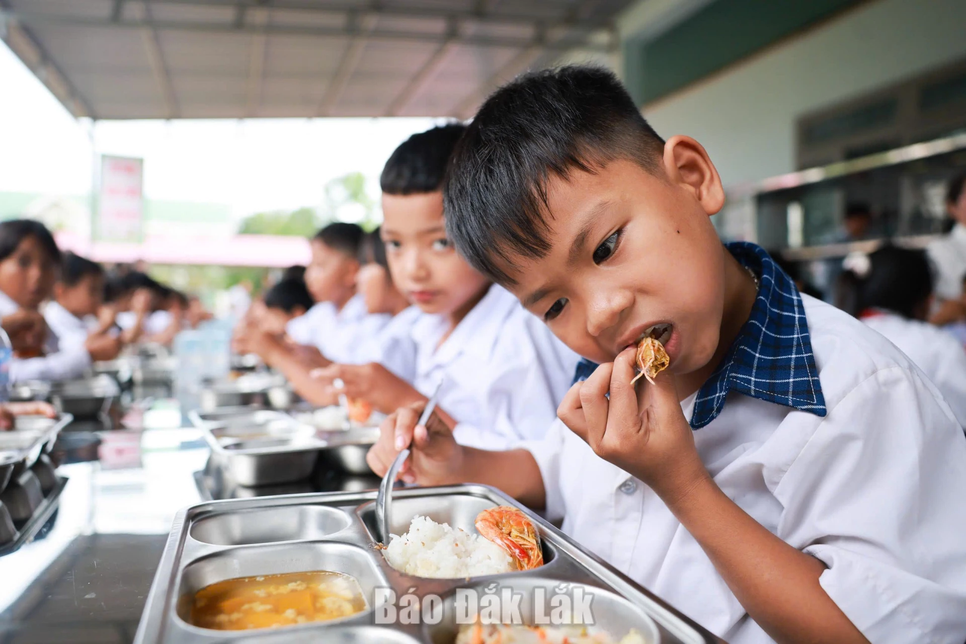 “Bữa ăn dinh dưỡng học đường” đến với học sinh vùng khó 11 Học sinh ăn trưa tại trường.