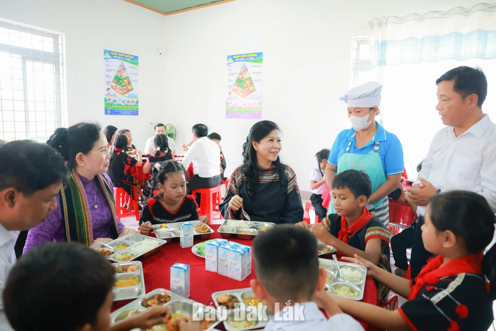 “Bữa ăn dinh dưỡng học đường” đến với học sinh vùng khó 12 Các thành viên của đoàn công tác ăn cơm trưa cùng học sinh Trường Tiểu học và THCS Y Ngông Niê Kdăm (xã Đắk Phơi)