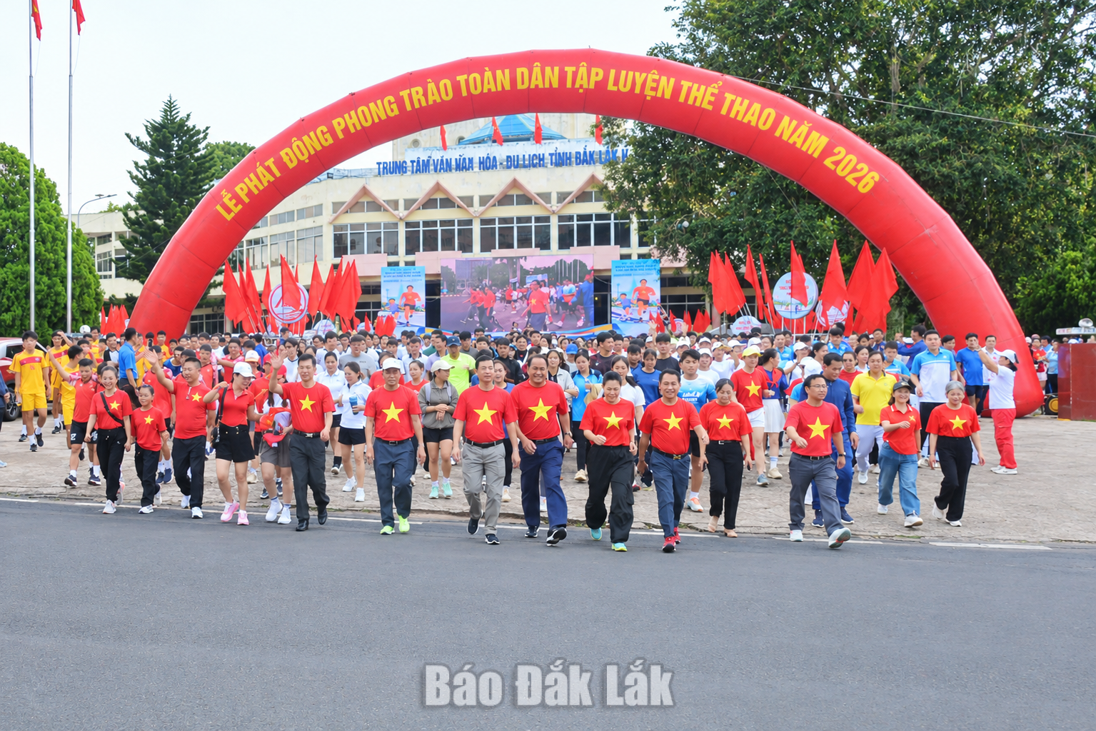 Các đồng chí lãnh đạo, nhân dân cùng đi bộ hưởng ứng.