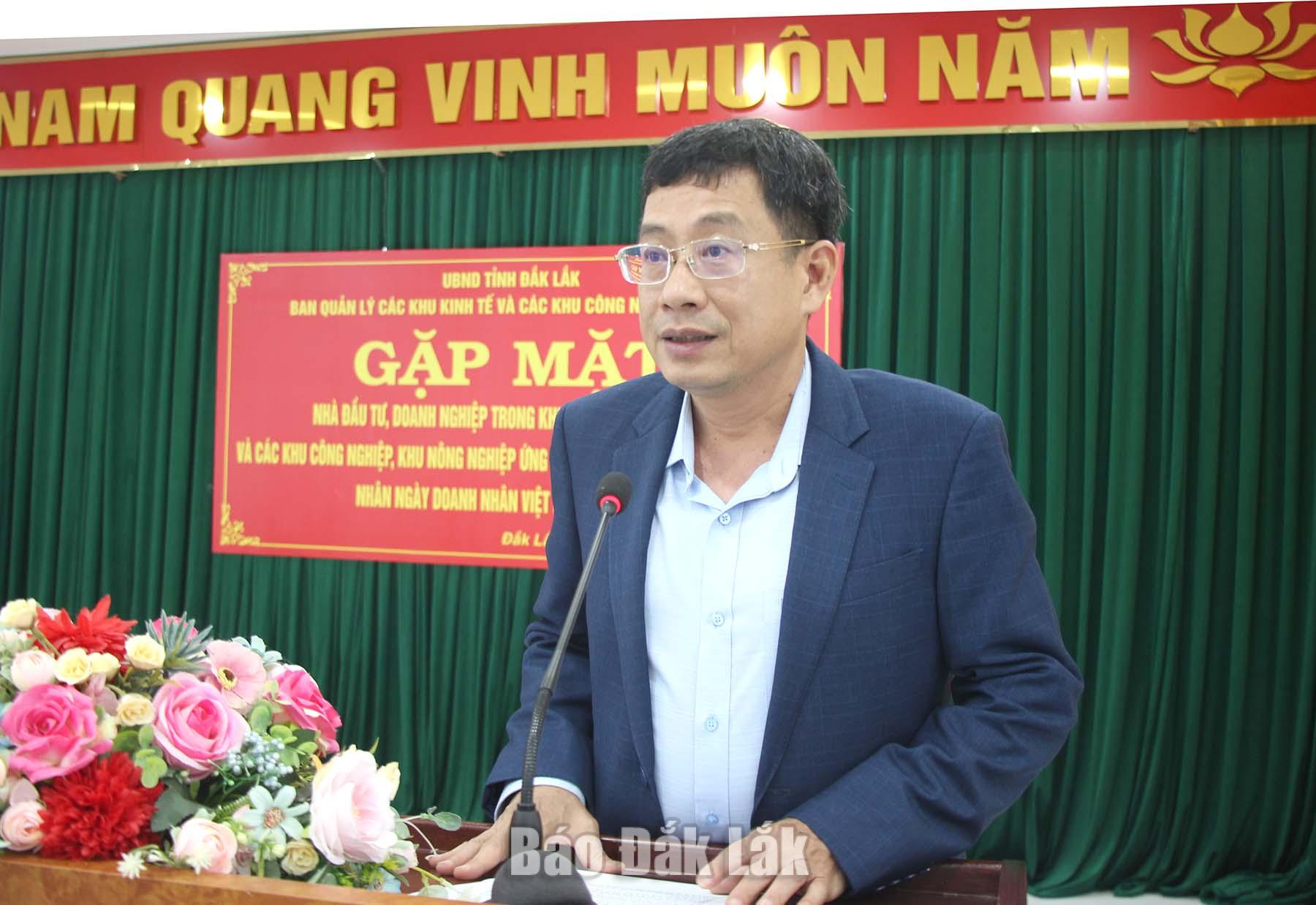 Gặp mặt doanh nghiệp, nhà đầu tư trong các khu kinh tế, khu công nghiệp 2 Ủy viên Ban Thường vụ Tỉnh ủy, Trưởng ban Quản lý các khu kinh tế và khu công nghiệp Đắk Lắk Huỳnh Lữ Tân phát biểu tại chương trình.