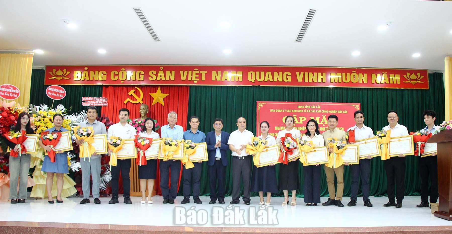 Gặp mặt doanh nghiệp, nhà đầu tư trong các khu kinh tế, khu công nghiệp 4 Lãnh đạo Ban Quản lý các khu kinh tế và khu công nghiệp Đắk Lắk tặng giấy khen cho các doanh nghiệp.
