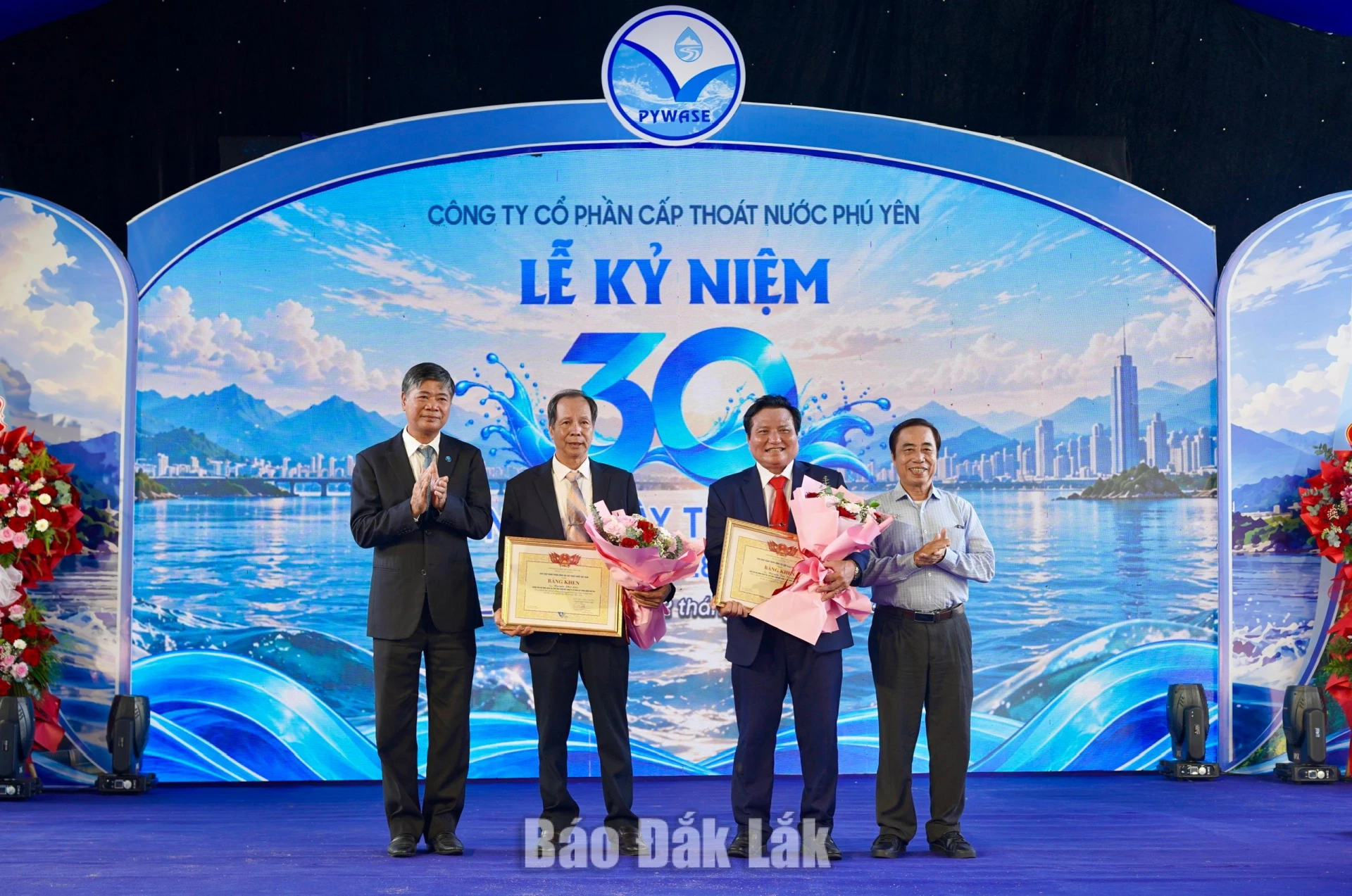 Công ty Cổ phần Cấp thoát nước Phú Yên kỷ niệm 30 năm thành lập 5 Hội Cấp thoát nước Việt Nam trao bằng khen cho các tập thể, cá nhân có nhiều đóng góp cho sự phát triển của công ty