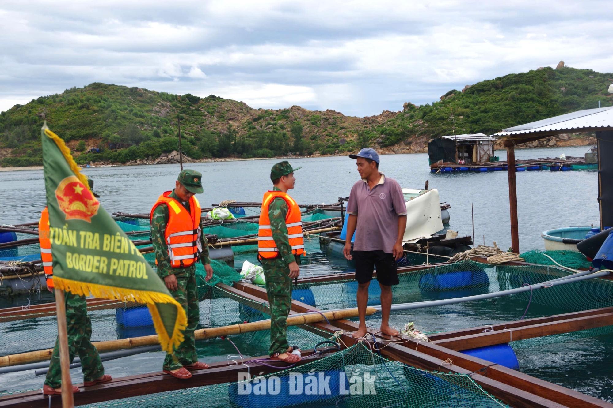 Sẵn sàng các phương án ứng phó thiên tai những tháng cuối năm 2026 1 Lực lượng bộ đội biên phòng tuyên truyền, hướng dẫn người dân nuôi trồng thủy sản các biện pháp bảo vệ con người và tài sản trong mùa mưa bão.