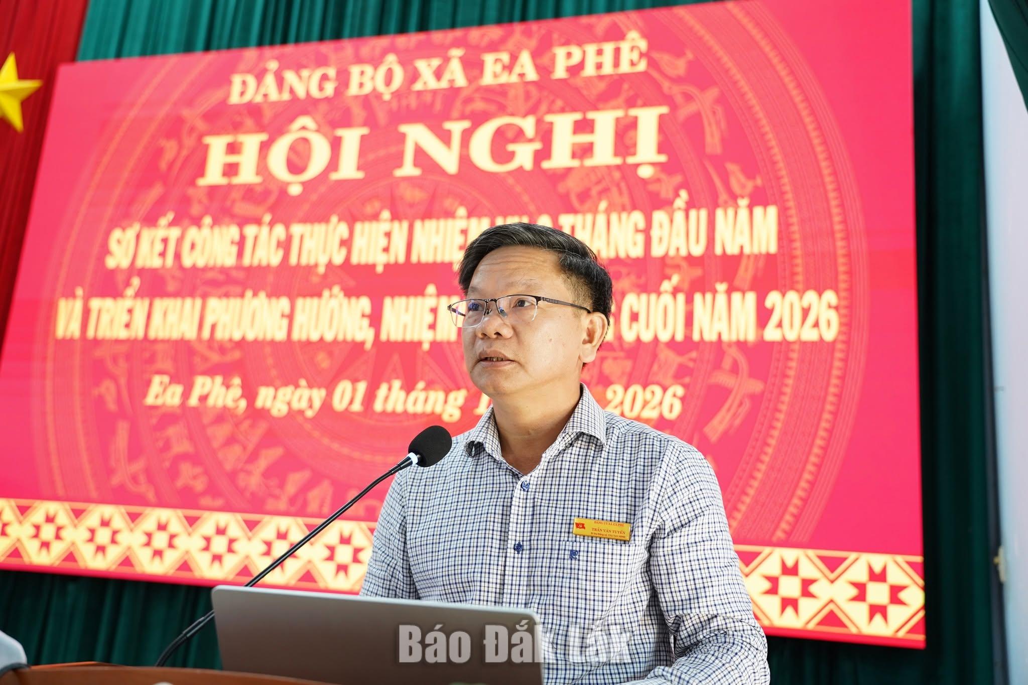 Xã Ea Phê thu ngân sách 9 tháng đạt 125% dự toán 1 Bí thư Đảng ủy xã Ea Phê phát biểu tại hội nghị.