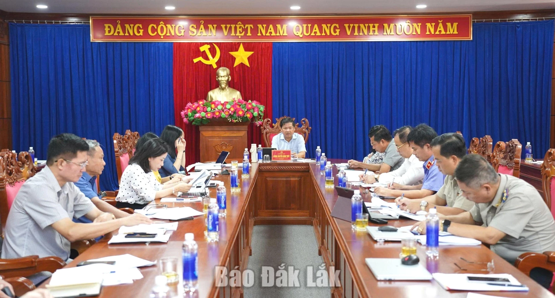 Đồng chí Lương Nguyễn Minh Triết, Ủy viên Trung ương Đảng, Bí thư Tỉnh ủy, Trưởng Đoàn ĐBQH tỉnh cùng các đại biểu tại làm việc với các cơ quan, đơn vị liên quan về báo cáo tình hình, kết quả thực hiện công tác thi hành án dân sự trong 6 tháng đầu năm 2026.