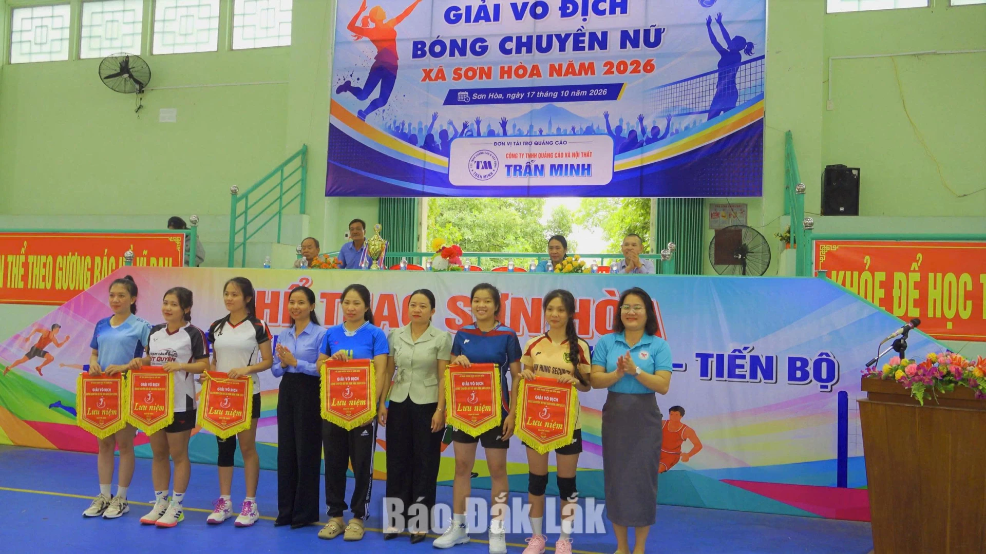 60 vận động viên tranh tài tại Giải vô địch bóng chuyền nữ Sơn Hòa năm 2026 1 Ban tổ chức tặng cờ lưu niệm cho các đội thi đấu tại giải.